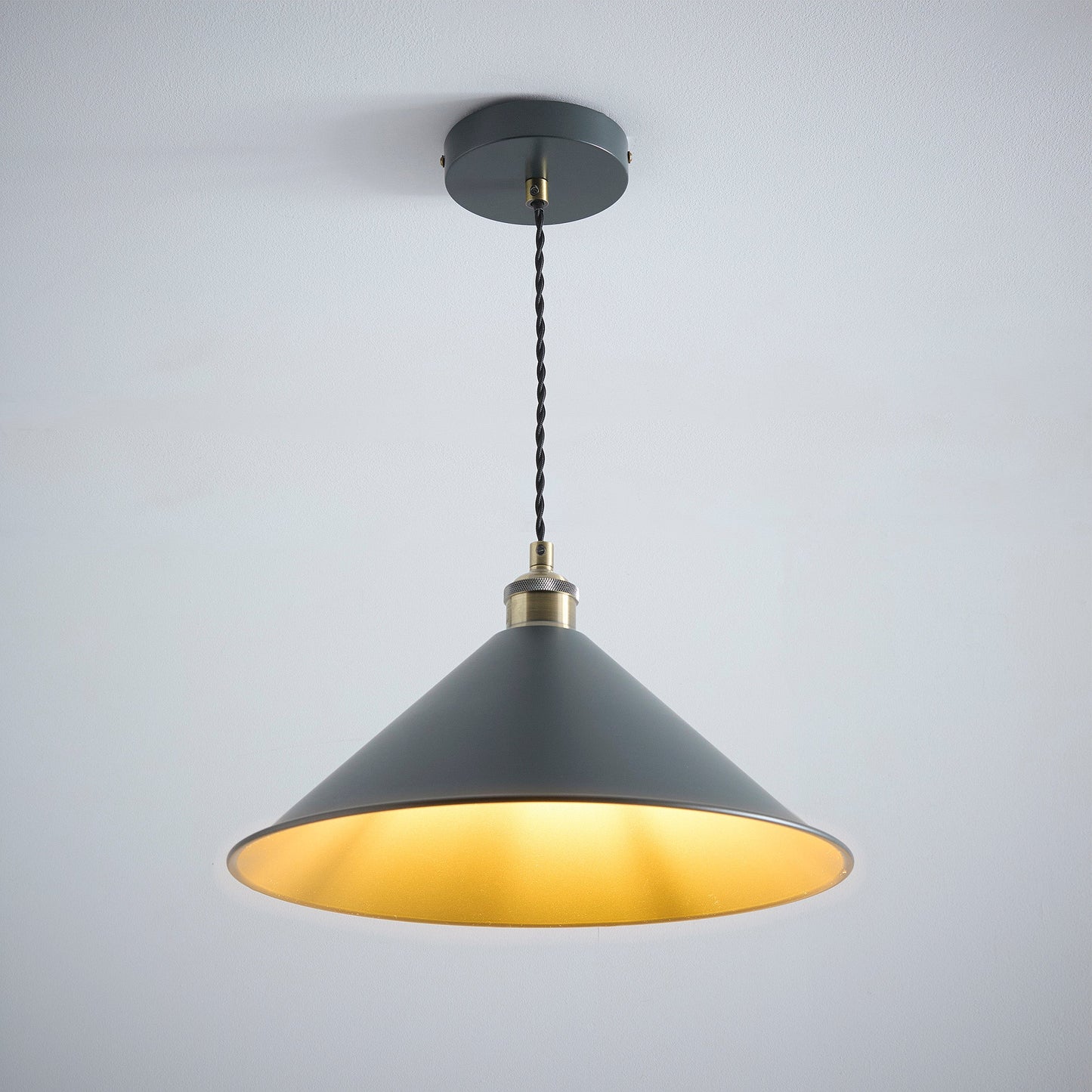 Holzfarbe Lampen mit antikem Messing-Finish Verfügbar als Tischlampe, Stehlampe und Deckenpendel