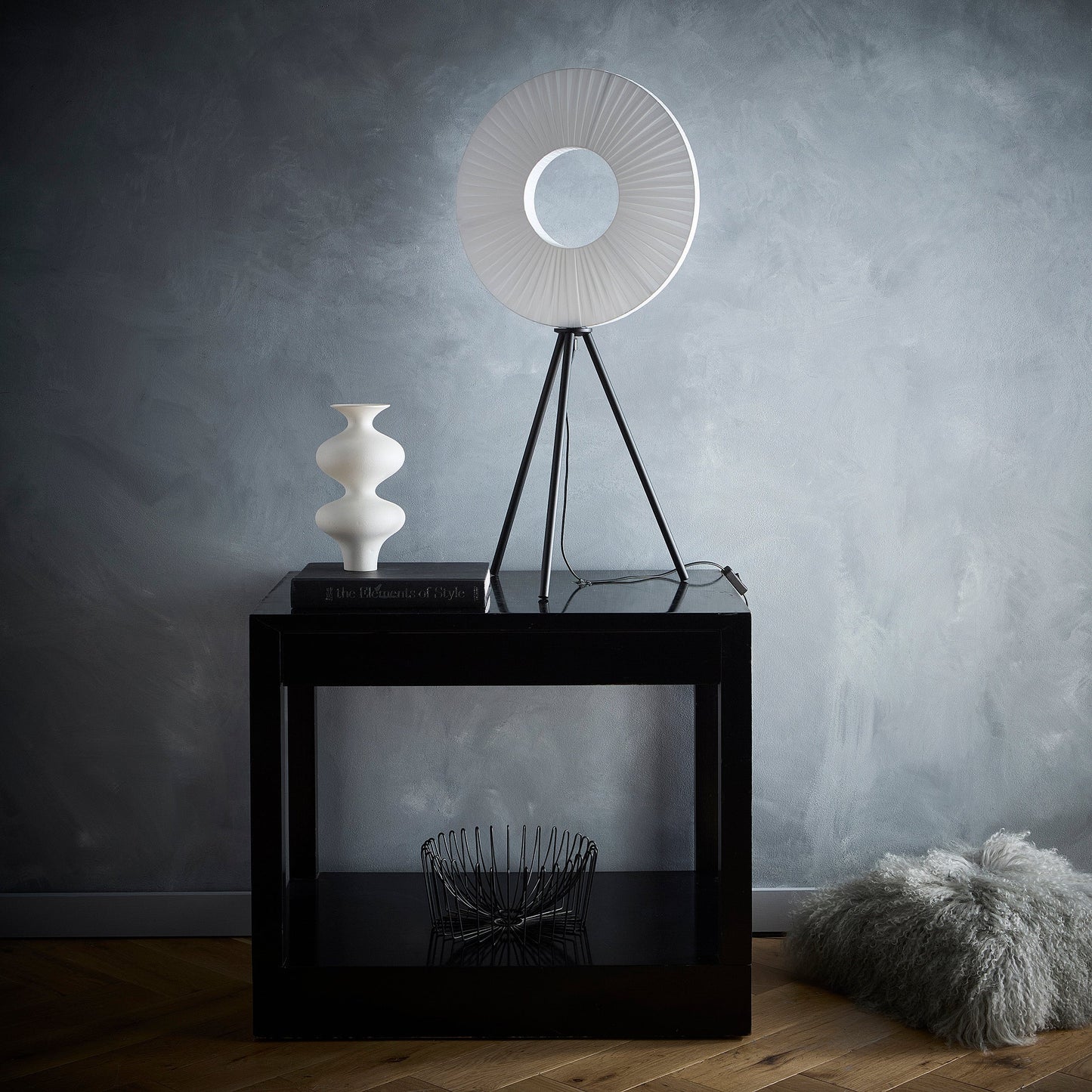 Riley LED Stehlampe oder Tischlampe mit weißem Stoffschirm und schwarzen Dreibeinbeinen