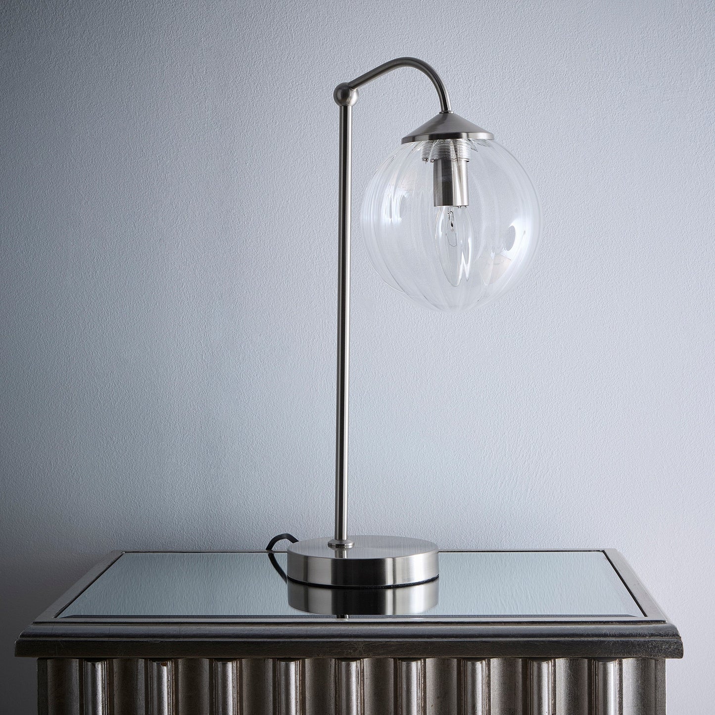 Moderne Tisch- und Stehlampe aus satin-nickel mit einem gerippten Glaslampenschirm