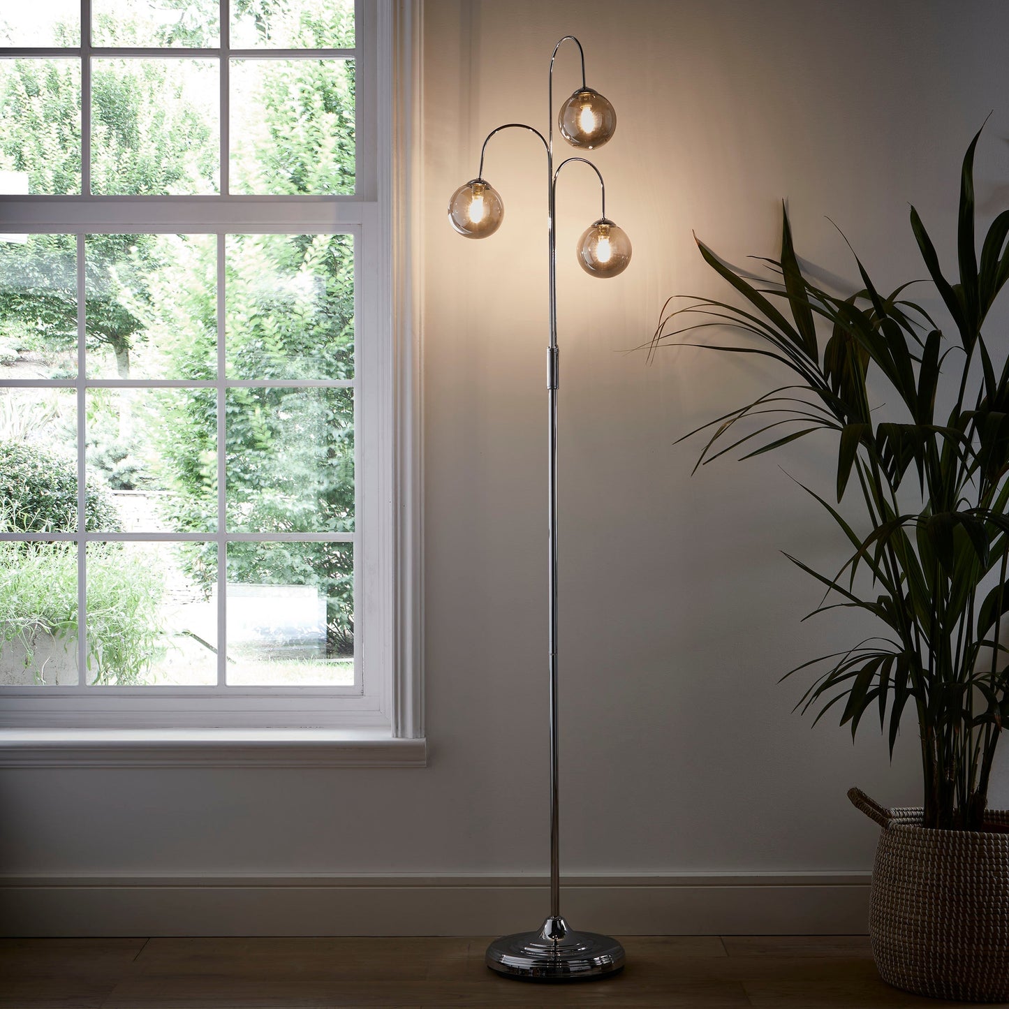 Antike Messing- oder Chrom-Tisch- oder Stehlampen mit Glas-Globus-Schirmen im hängenden Zweig-Stil