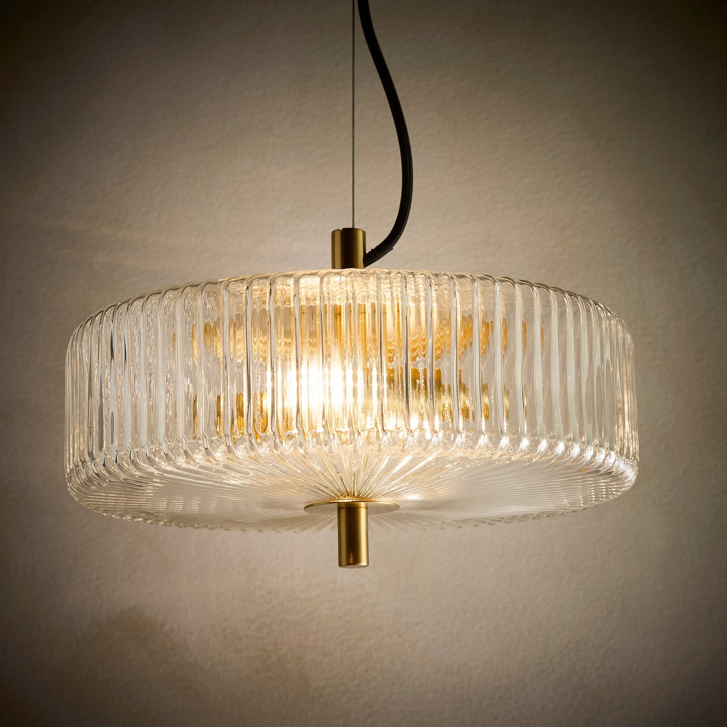 Klare gerippte Glas-Kollektion einschließlich Tischlampe, Stehlampe oder Deckenpendelleuchte in Messingausführung