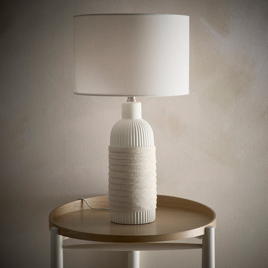 Keramische Tischlampe in einem hellen Creme-Finish mit einem natürlichen Seil-Design und einem Leinenlampenschirm