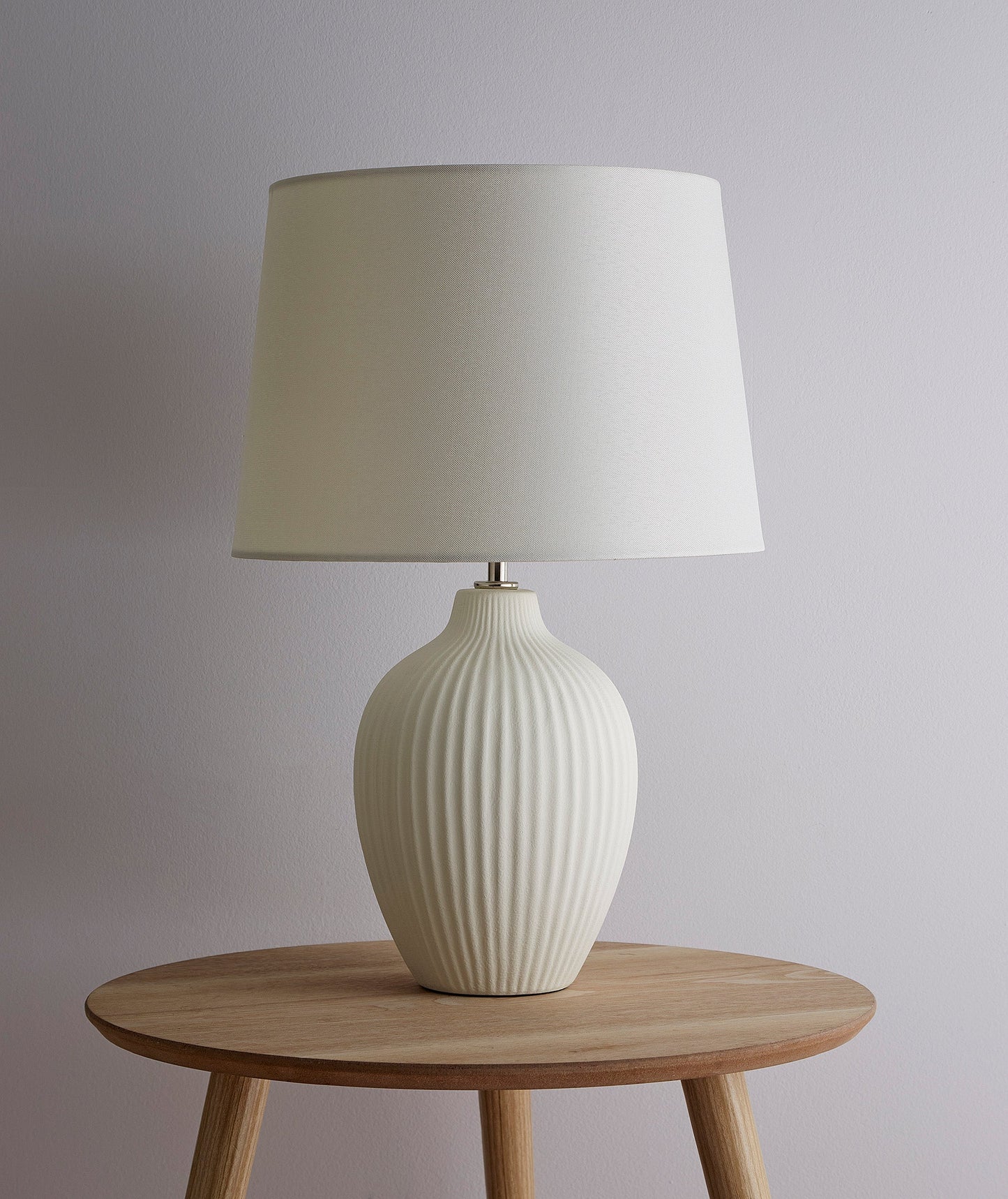Nora Hohe Keramik Tischlampe Verfügbar in Creme oder Braun Mit einem passenden Lampenschirm