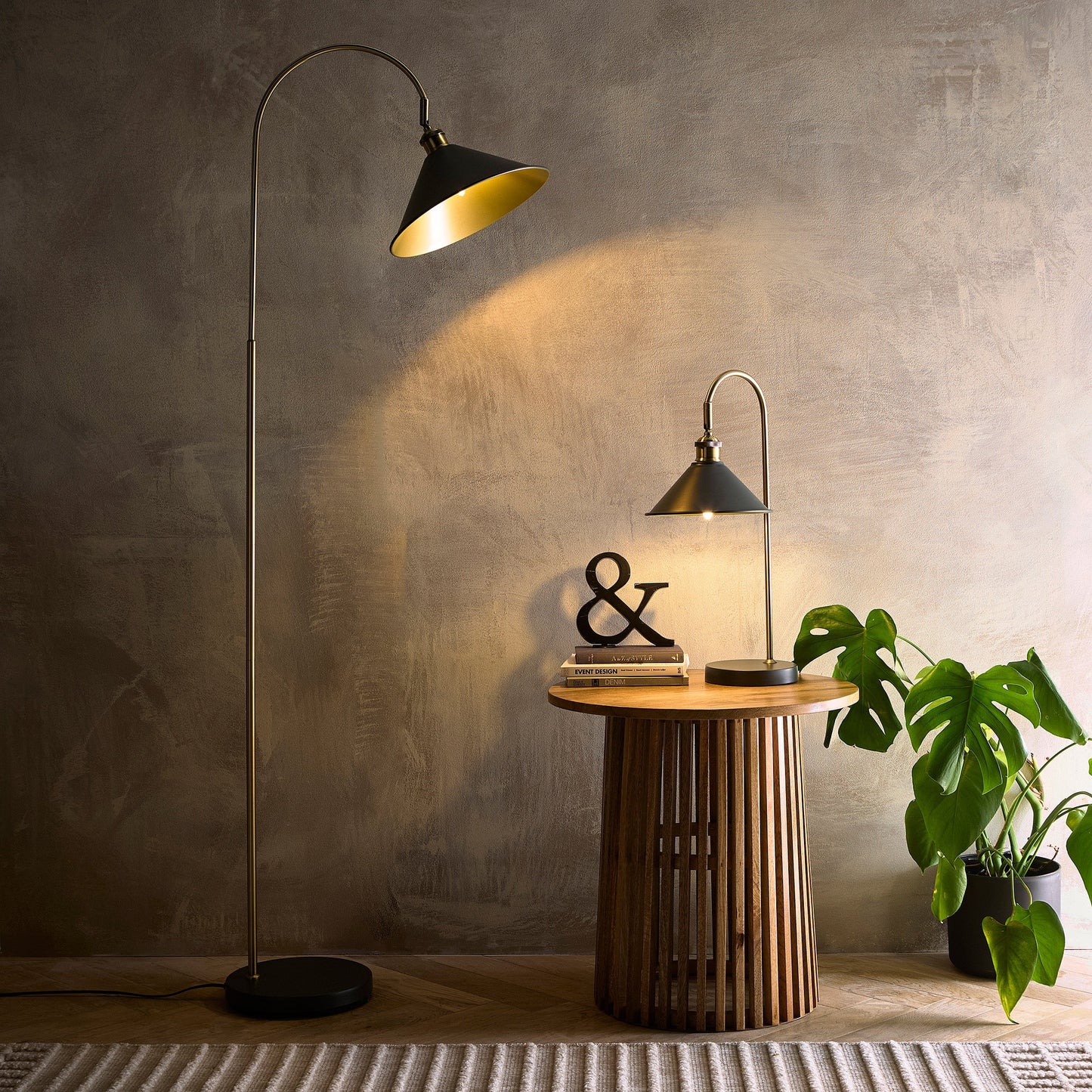 Holzfarbe Lampen mit antikem Messing-Finish Verfügbar als Tischlampe, Stehlampe und Deckenpendel
