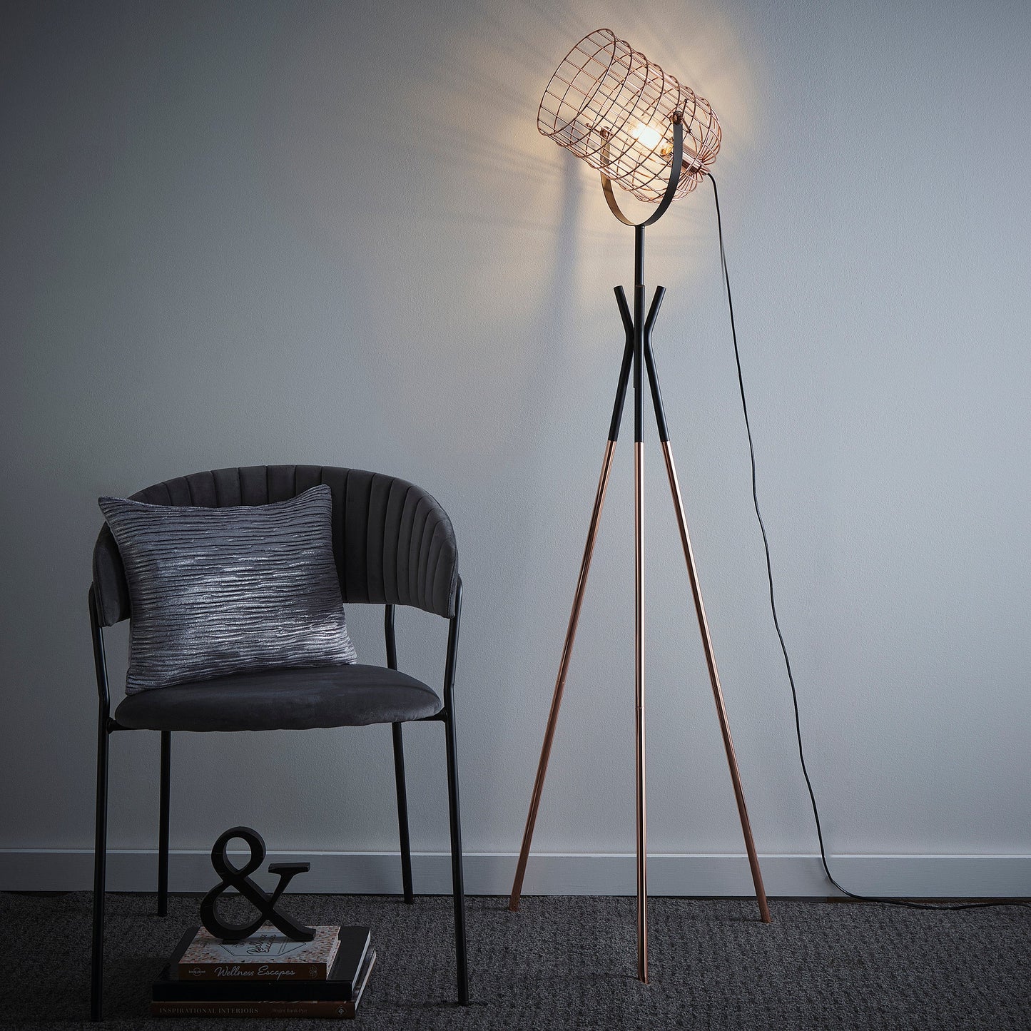 Tripod Kupfer Tischlampe und Stehlampe-Option mit einem industriellen Metallkäfig-Stil und einer polierten Kupfer- und schwarzen Oberfläche