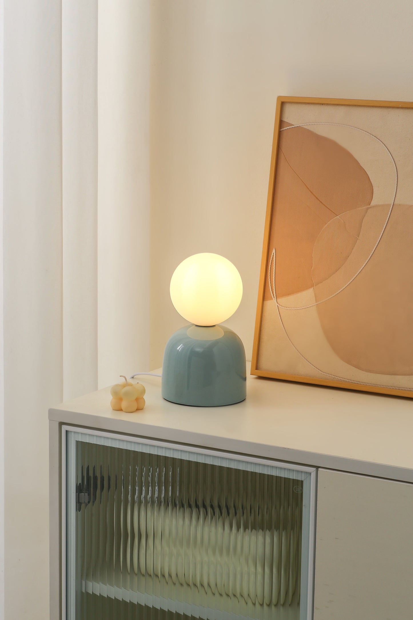 Kleine Keramik-Tischlampe in Braun, Aqua Blau oder Sanftgrün mit einem opaken Glasschirm