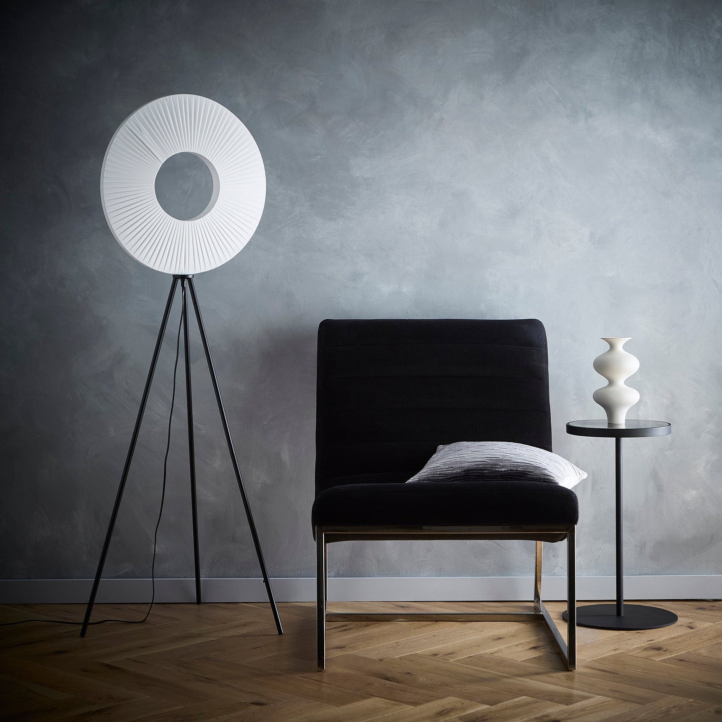 Riley LED Stehlampe oder Tischlampe mit weißem Stoffschirm und schwarzen Dreibeinbeinen