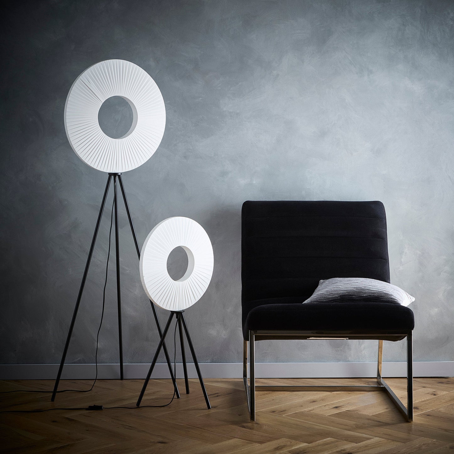 Riley LED Stehlampe oder Tischlampe mit weißem Stoffschirm und schwarzen Dreibeinbeinen