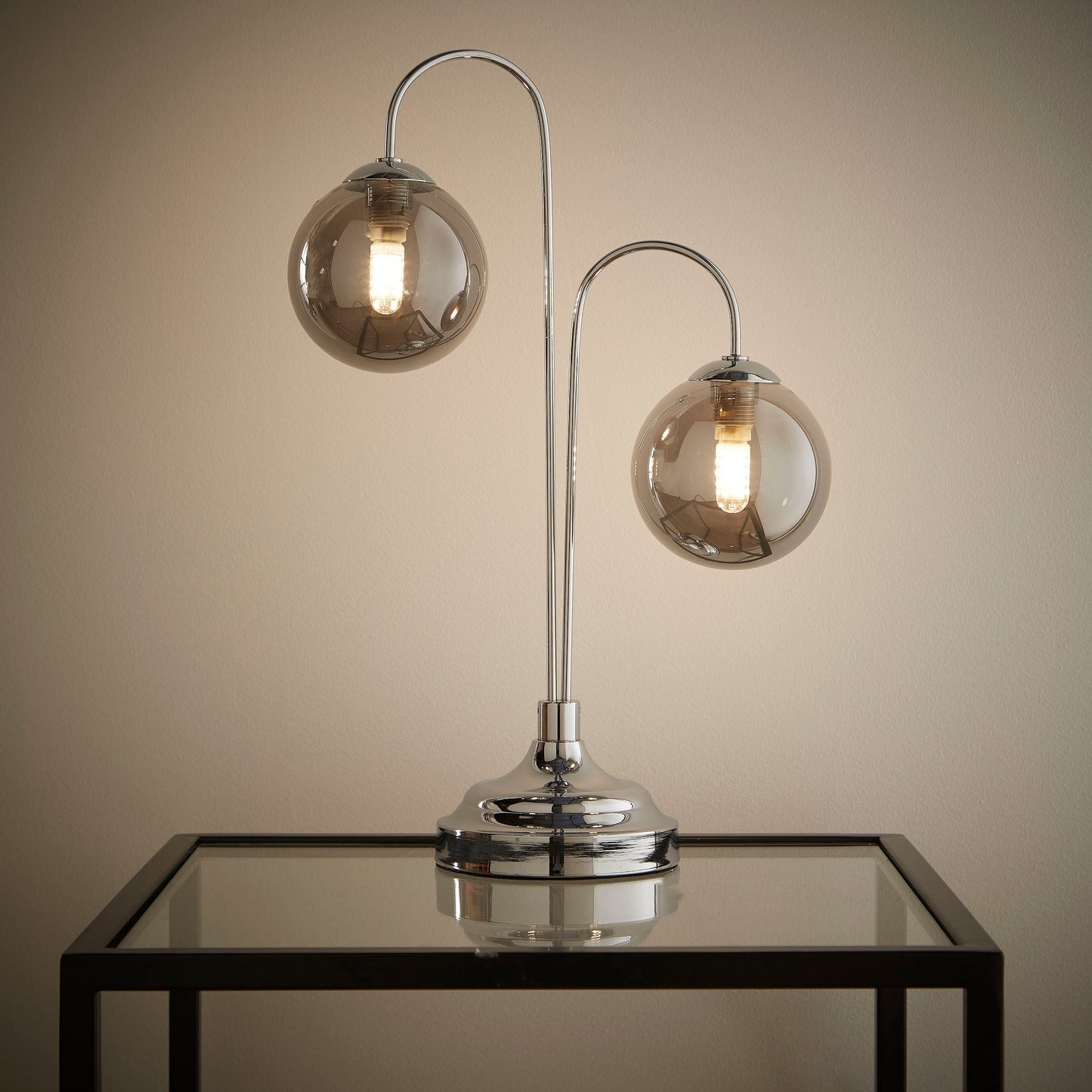 Antike Messing- oder Chrom-Tisch- oder Stehlampen mit Glas-Globus-Schirmen im hängenden Zweig-Stil