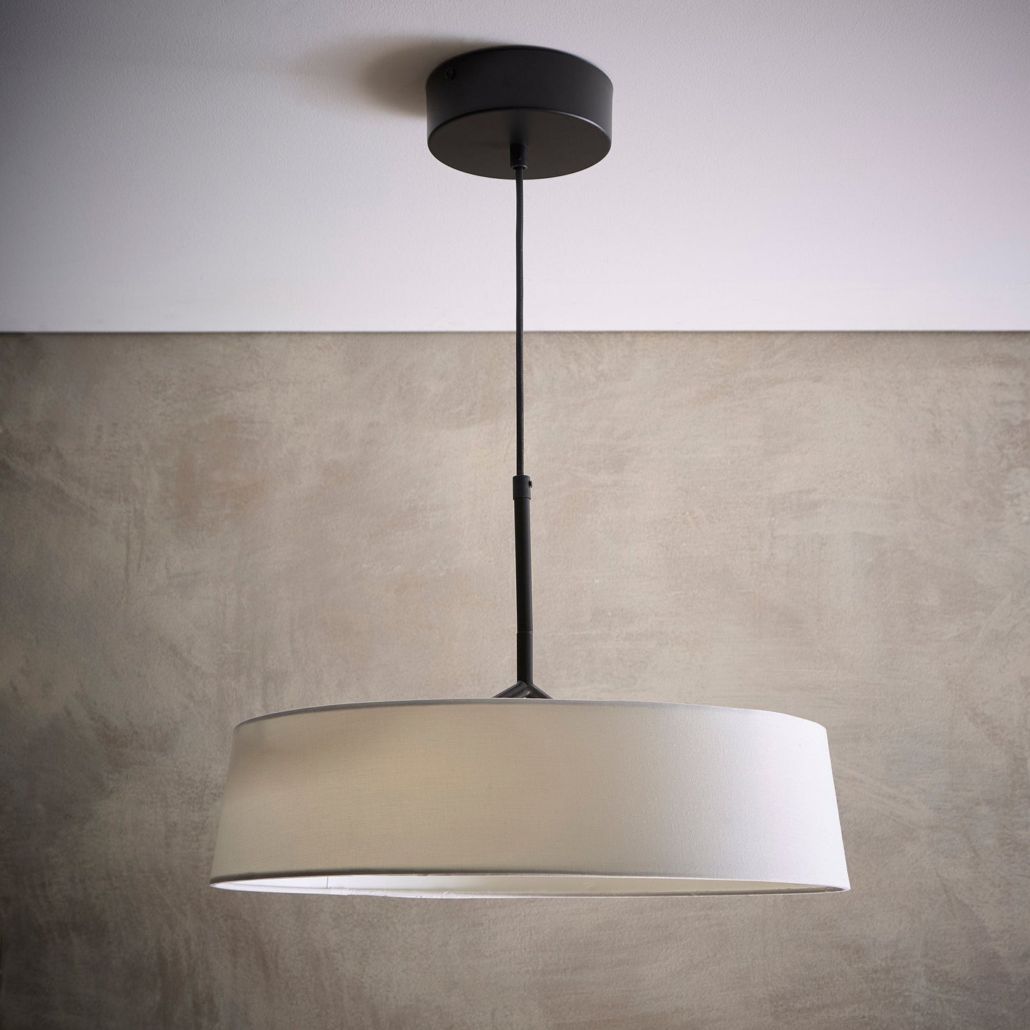 Luna Schwarze Stehlampe, Tischlampe oder Deckenpendelleuchte mit weißen Schirmen und integriertem LED