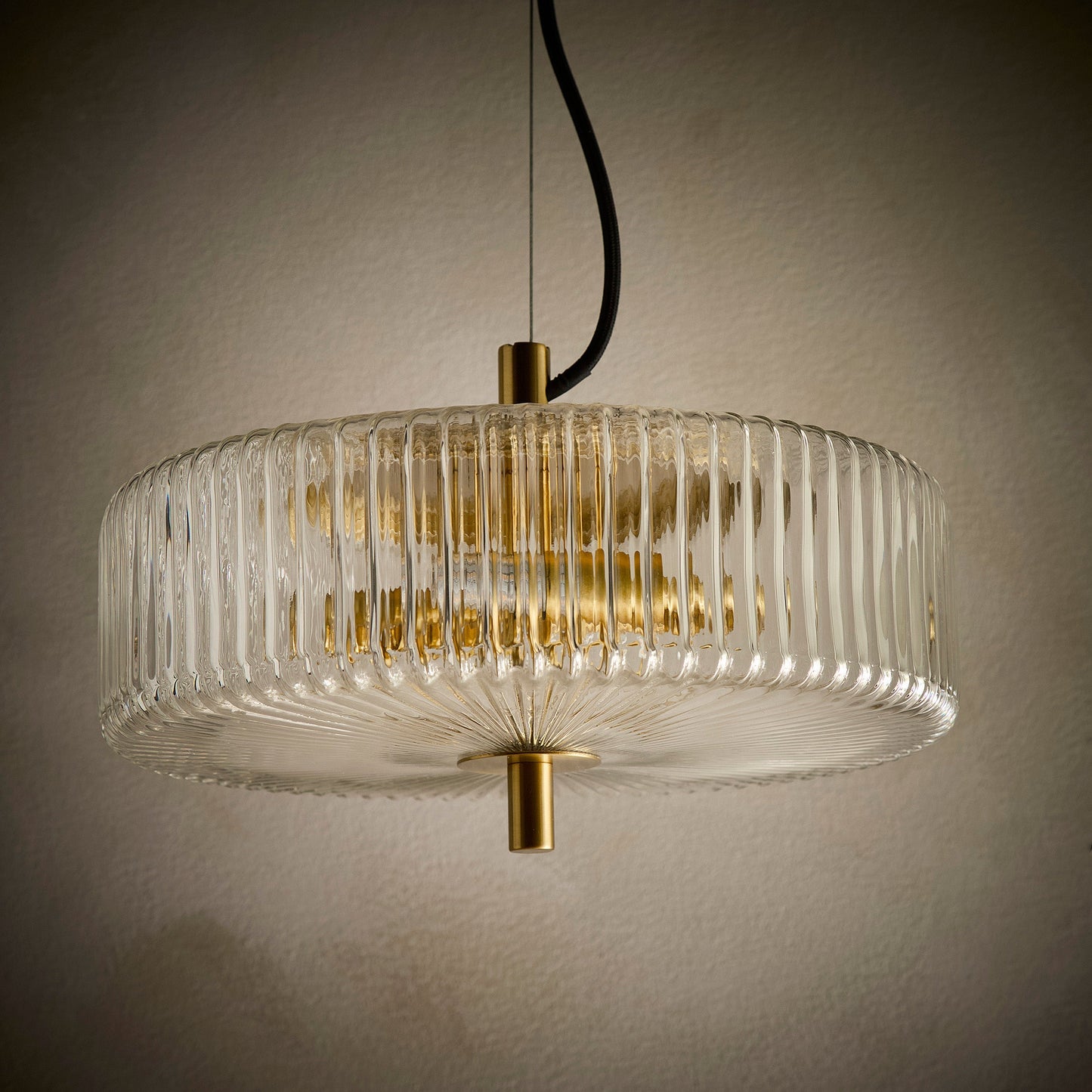 Klare gerippte Glas-Kollektion einschließlich Tischlampe, Stehlampe oder Deckenpendelleuchte in Messingausführung