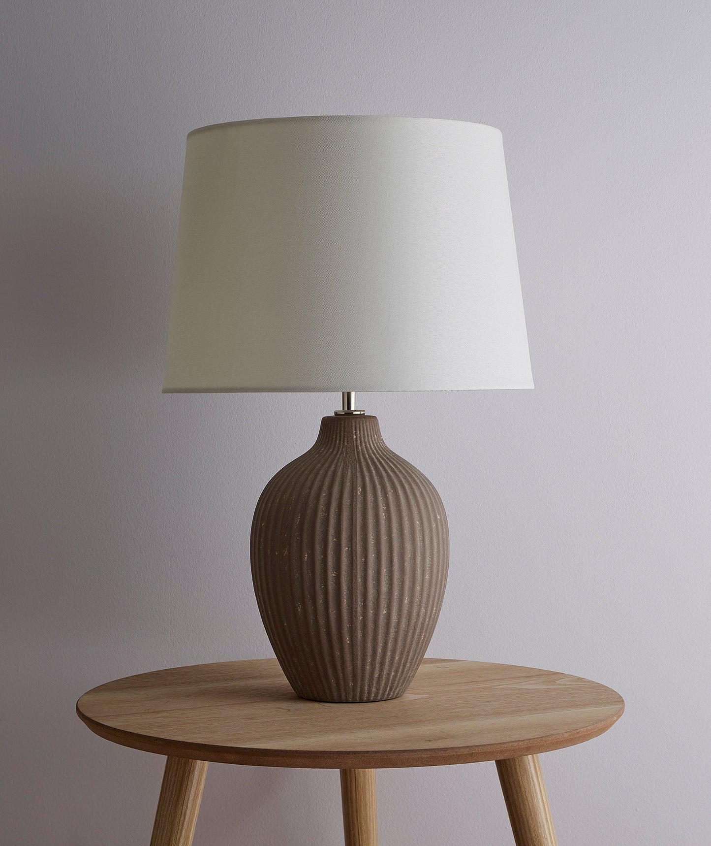 Nora Hohe Keramik Tischlampe Verfügbar in Creme oder Braun Mit einem passenden Lampenschirm
