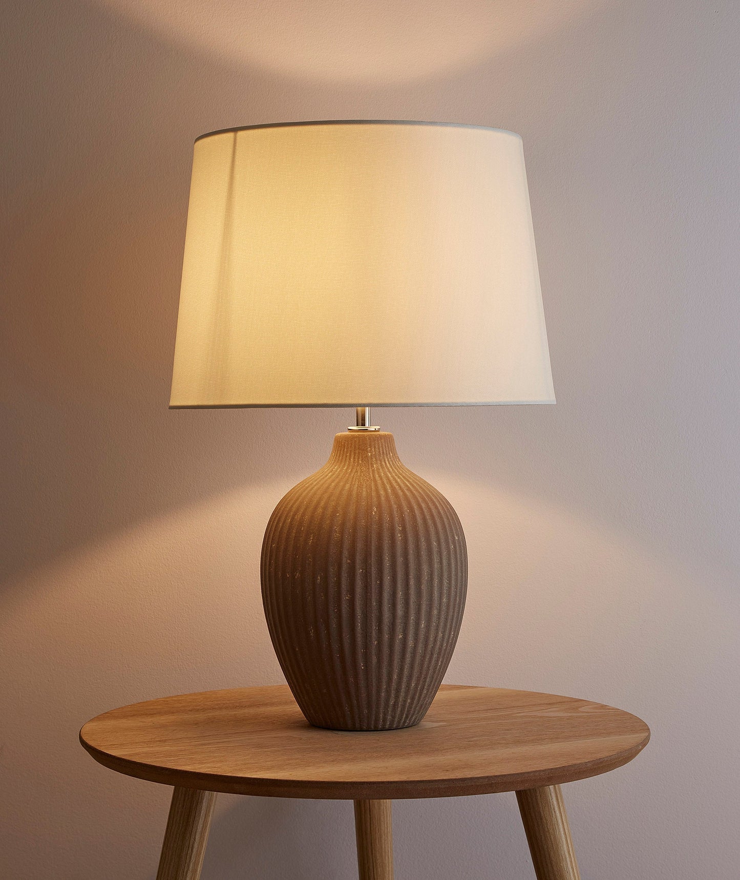 Nora Hohe Keramik Tischlampe Verfügbar in Creme oder Braun Mit einem passenden Lampenschirm