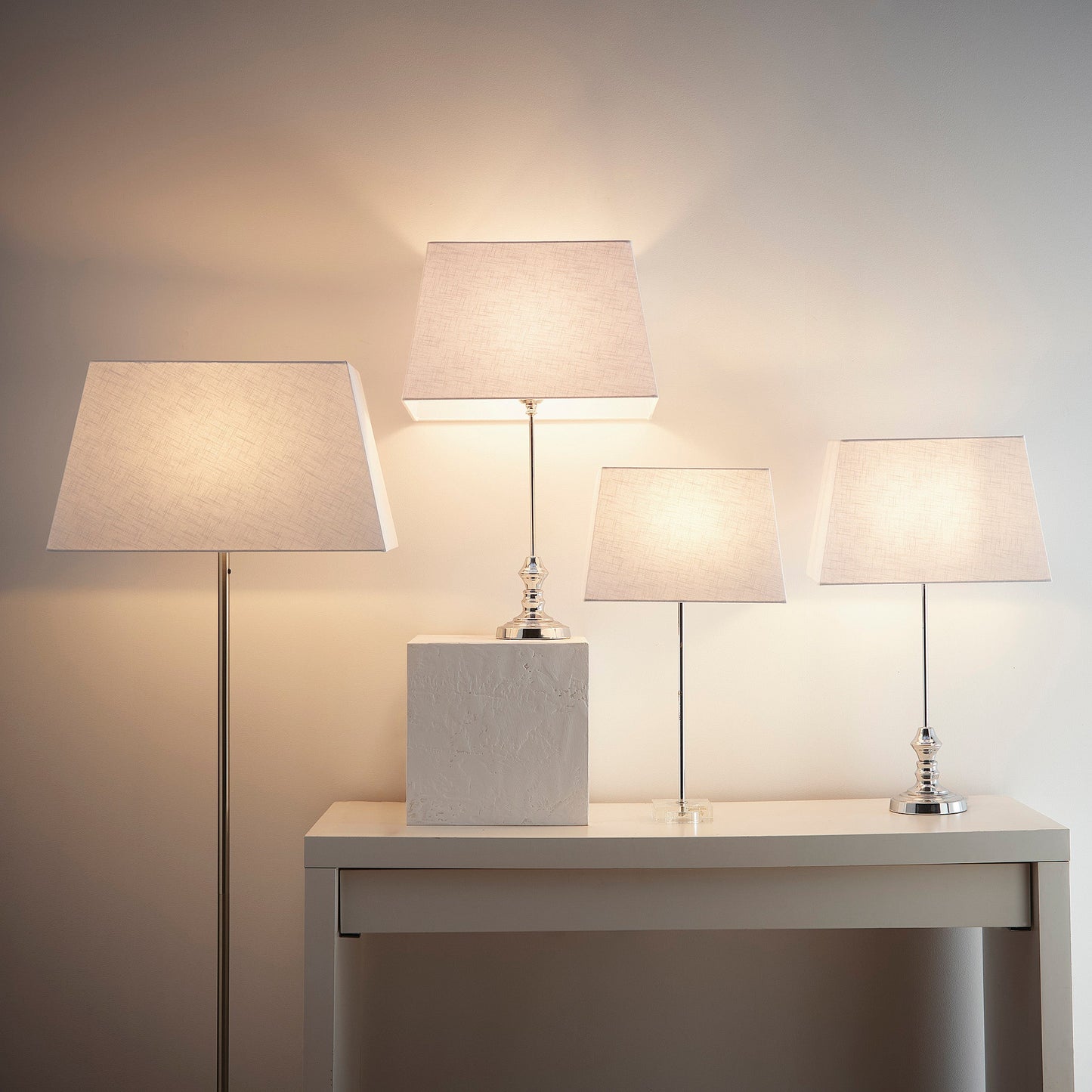 Weißer moderner rechteckiger Leinen-Lampenschirm für Tisch- oder Stehlampen erhältlich in 13", 15", 17" oder 21"