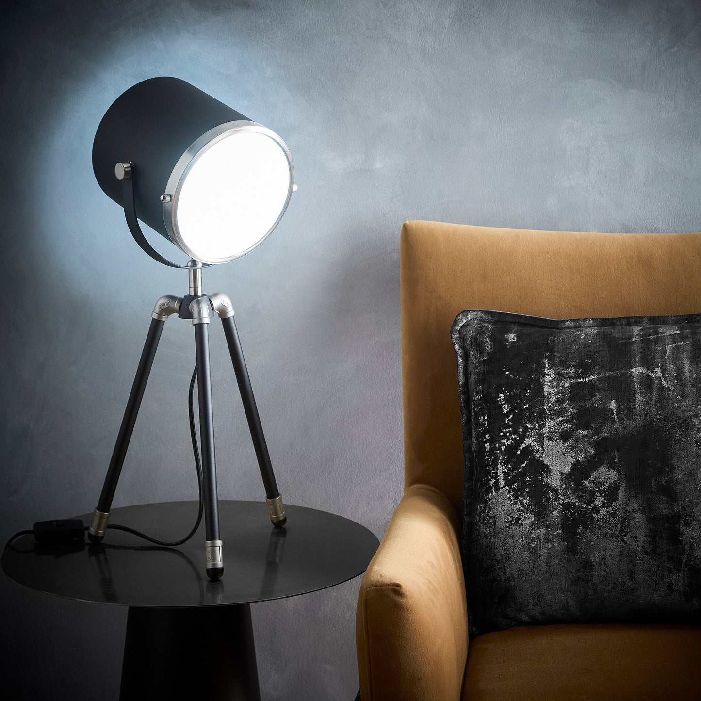 Stativ Tischlampe oder Stehlampe Projektor Stil Spotlicht mit Diffusor und satinierter Nickelumrandung