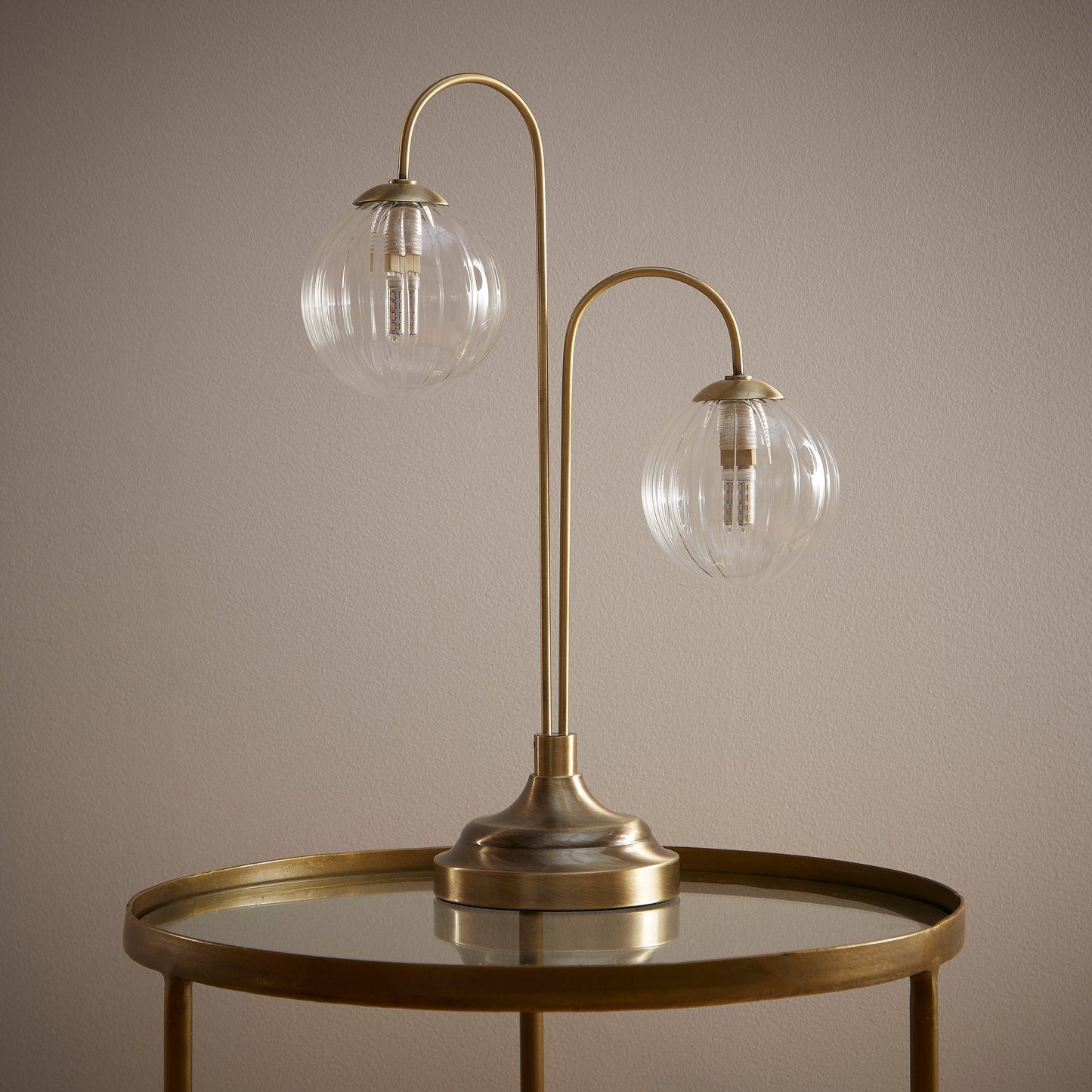 Antike Messing- oder Chrom-Tisch- oder Stehlampen mit Glas-Globus-Schirmen im hängenden Zweig-Stil