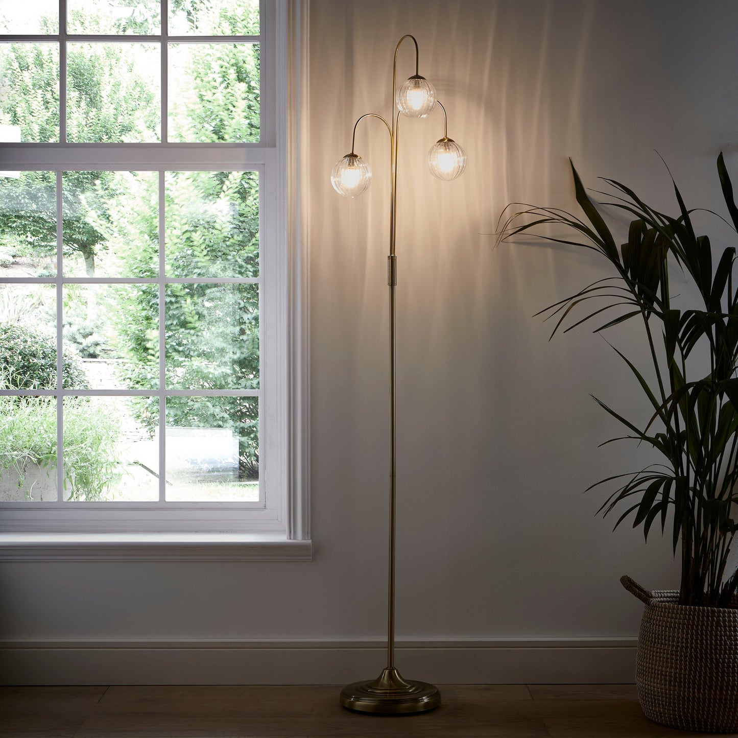 Antike Messing- oder Chrom-Tisch- oder Stehlampen mit Glas-Globus-Schirmen im hängenden Zweig-Stil