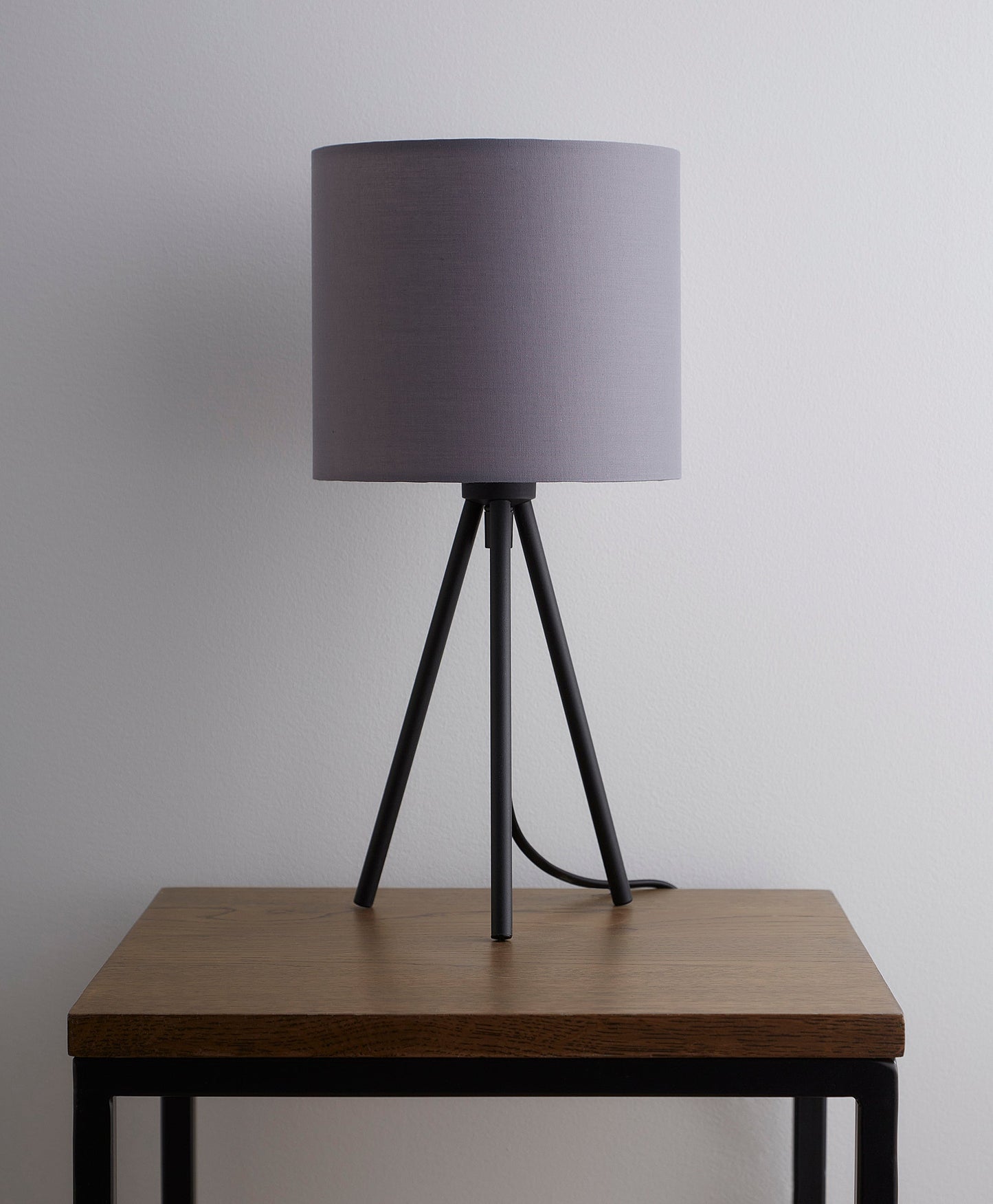 Leena Minimalistische Metall-Stativ-Stehlampe oder Tischlampe in Creme, Grau oder Schwarz