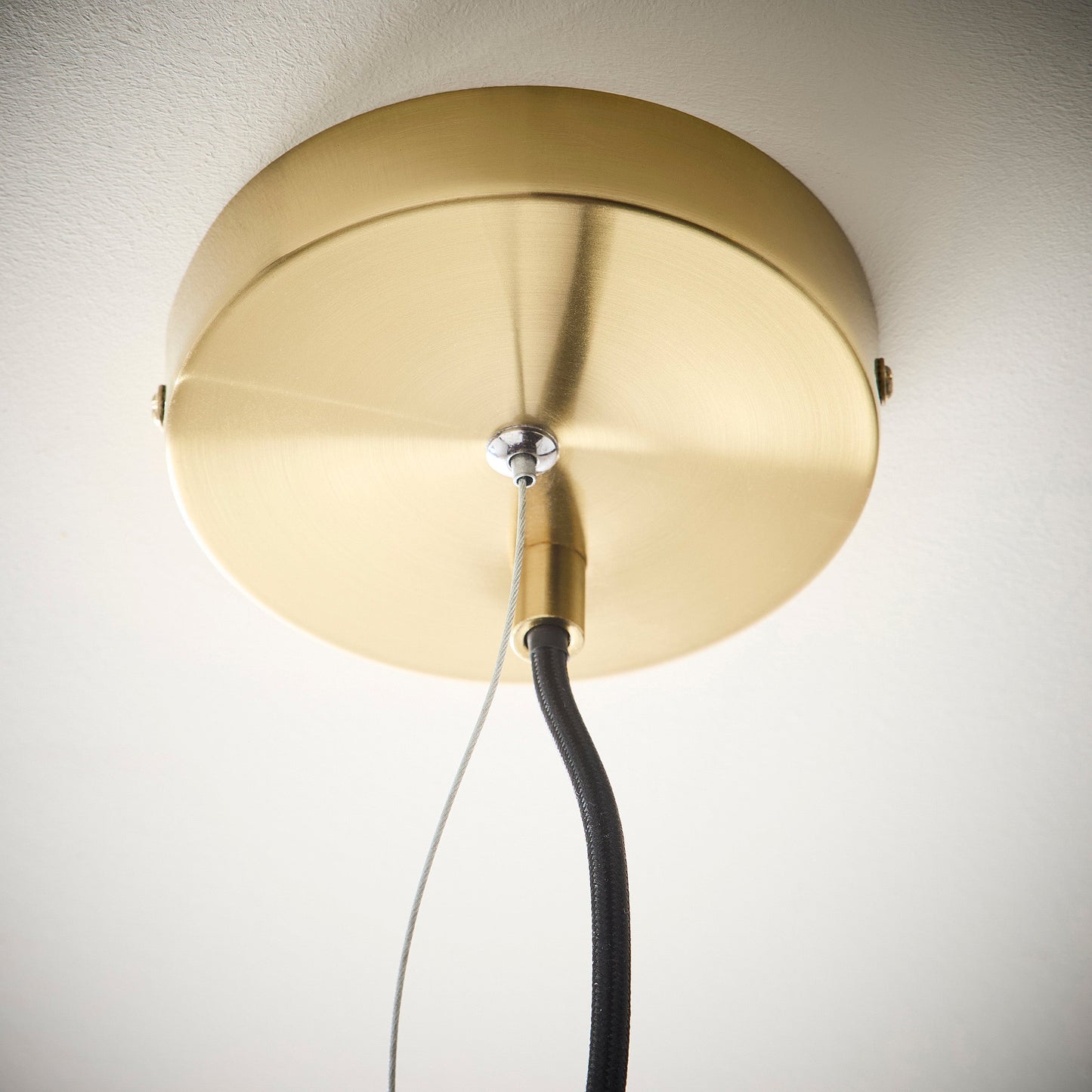 Klare gerippte Glas-Kollektion einschließlich Tischlampe, Stehlampe oder Deckenpendelleuchte in Messingausführung