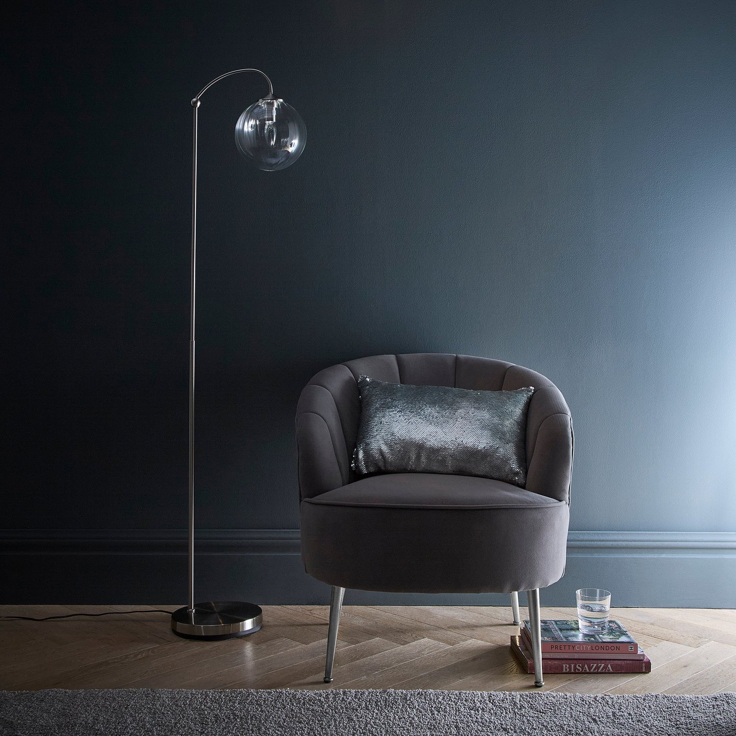 Moderne Tisch- und Stehlampe aus satin-nickel mit einem gerippten Glaslampenschirm