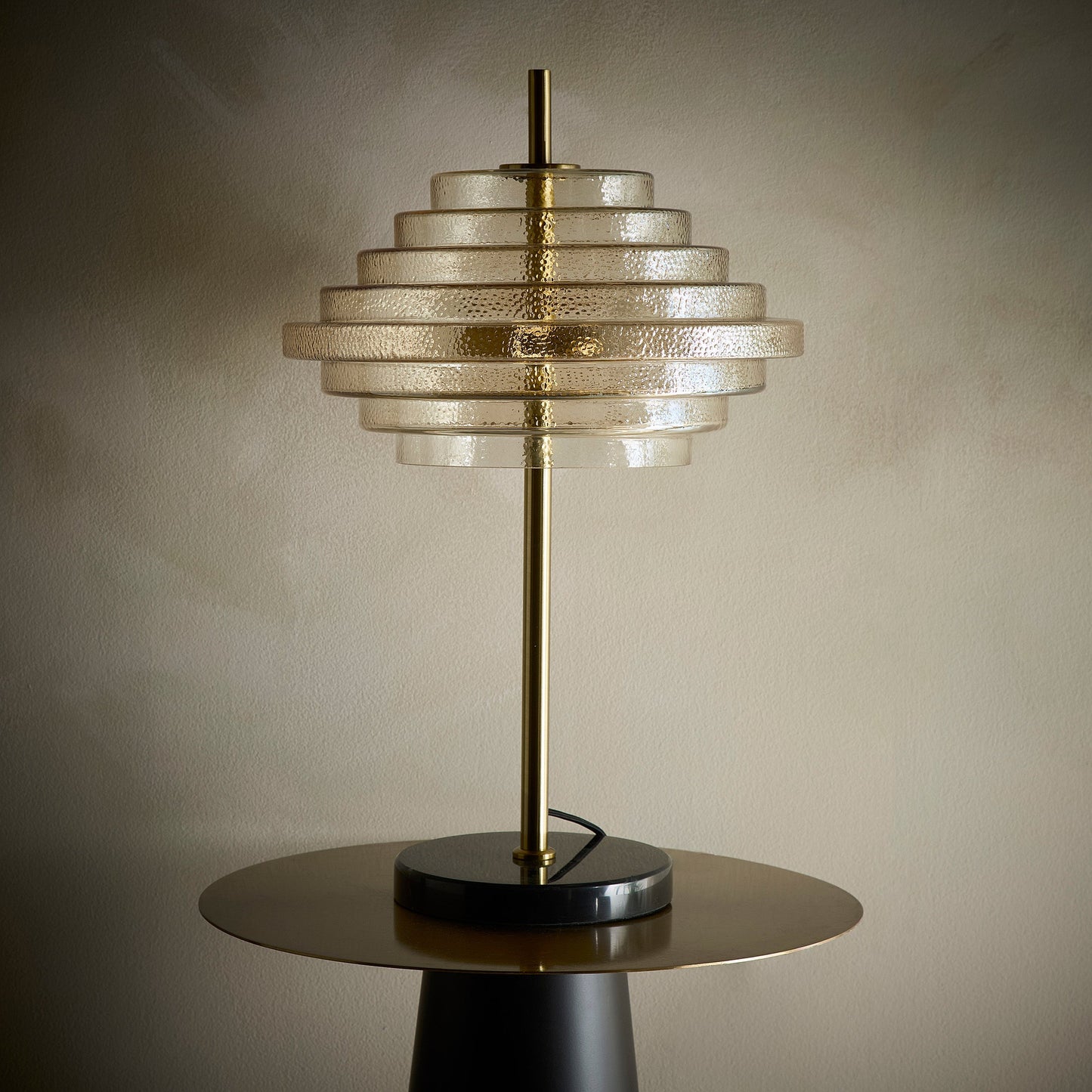 Amber Kupfer Glas Tischlampe, Stehlampe oder Deckenpendelleuchte Kollektion mit einer Messing-Oberfläche und Marmorlampenfüßen