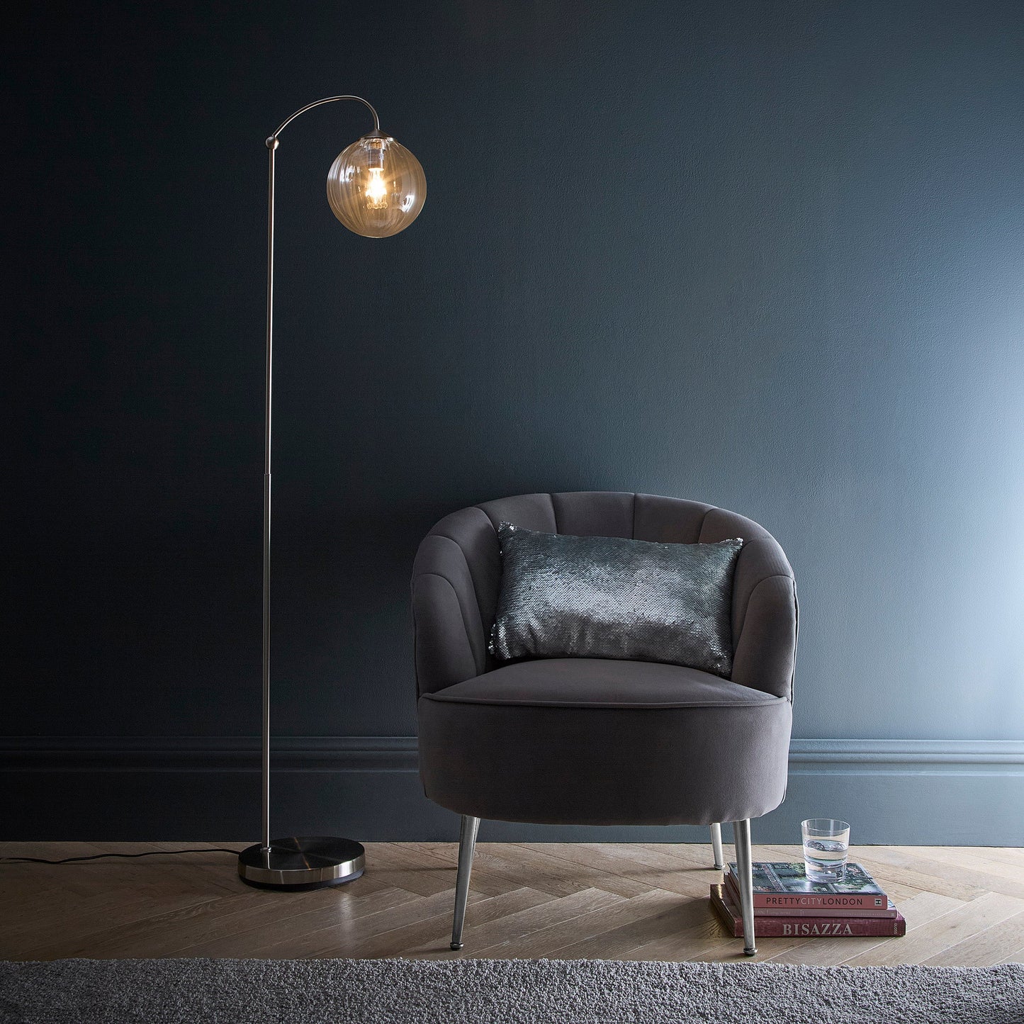 Moderne Tisch- und Stehlampe aus satin-nickel mit einem gerippten Glaslampenschirm