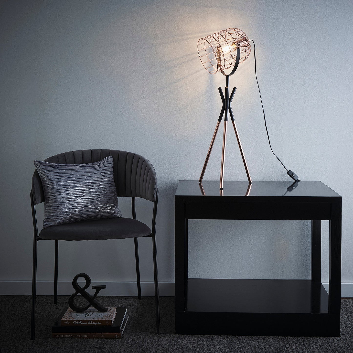 Tripod Kupfer Tischlampe und Stehlampe-Option mit einem industriellen Metallkäfig-Stil und einer polierten Kupfer- und schwarzen Oberfläche