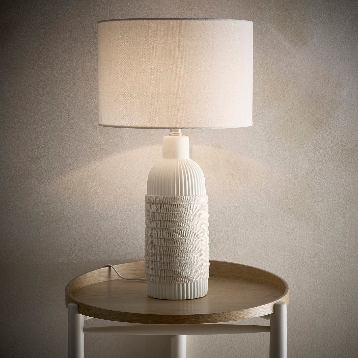 Keramische Tischlampe in einem hellen Creme-Finish mit einem natürlichen Seil-Design und einem Leinenlampenschirm