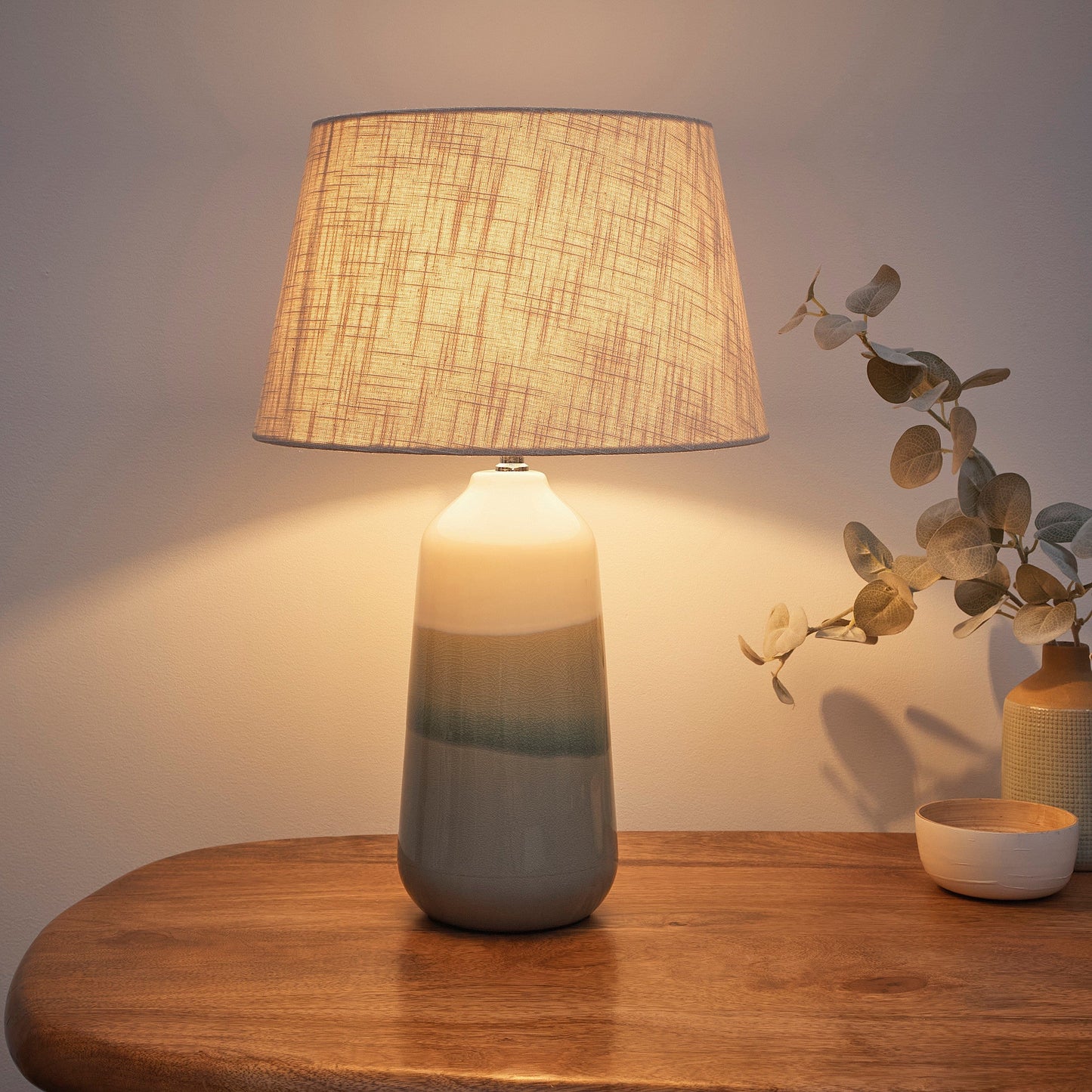 Moderne Keramik Tischlampe 54 cm hoch mit gradientierter Glasur und Leinen-Schirm