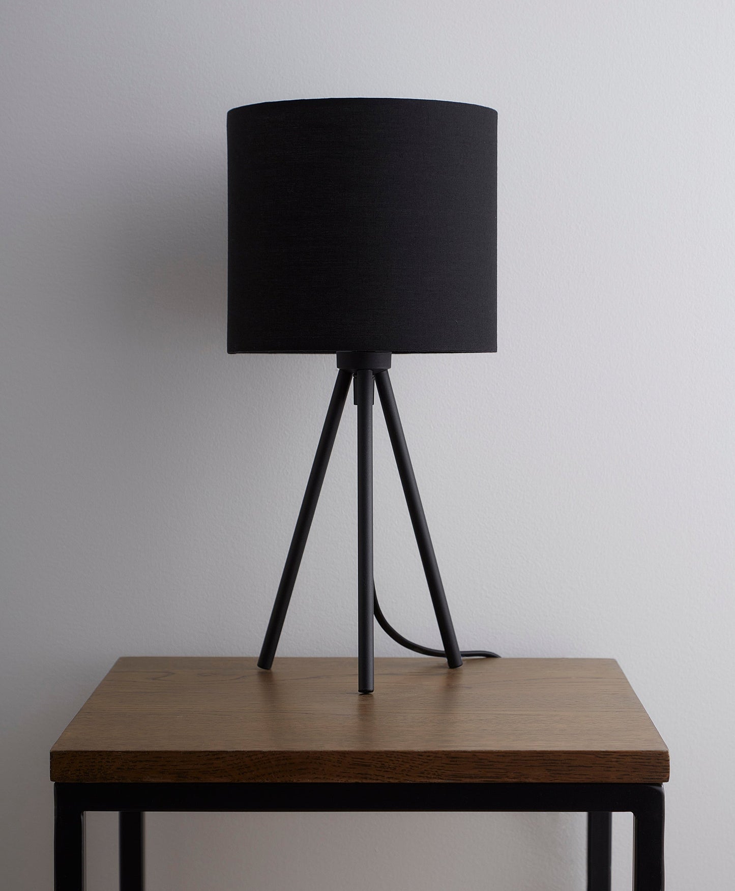 Leena Minimalistische Metall-Stativ-Stehlampe oder Tischlampe in Creme, Grau oder Schwarz