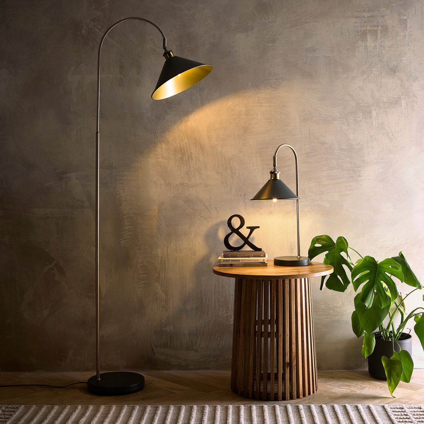Holzfarbe Lampen mit antikem Messing-Finish Verfügbar als Tischlampe, Stehlampe und Deckenpendel