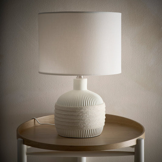 Beeindruckende Keramik-Tischlampe mit einem natürlichen Seil-Design-Basis und einem natürlichen Leinen-Dromschirm