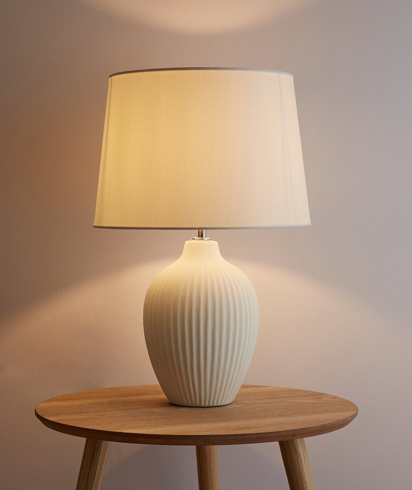 Nora Hohe Keramik Tischlampe Verfügbar in Creme oder Braun Mit einem passenden Lampenschirm