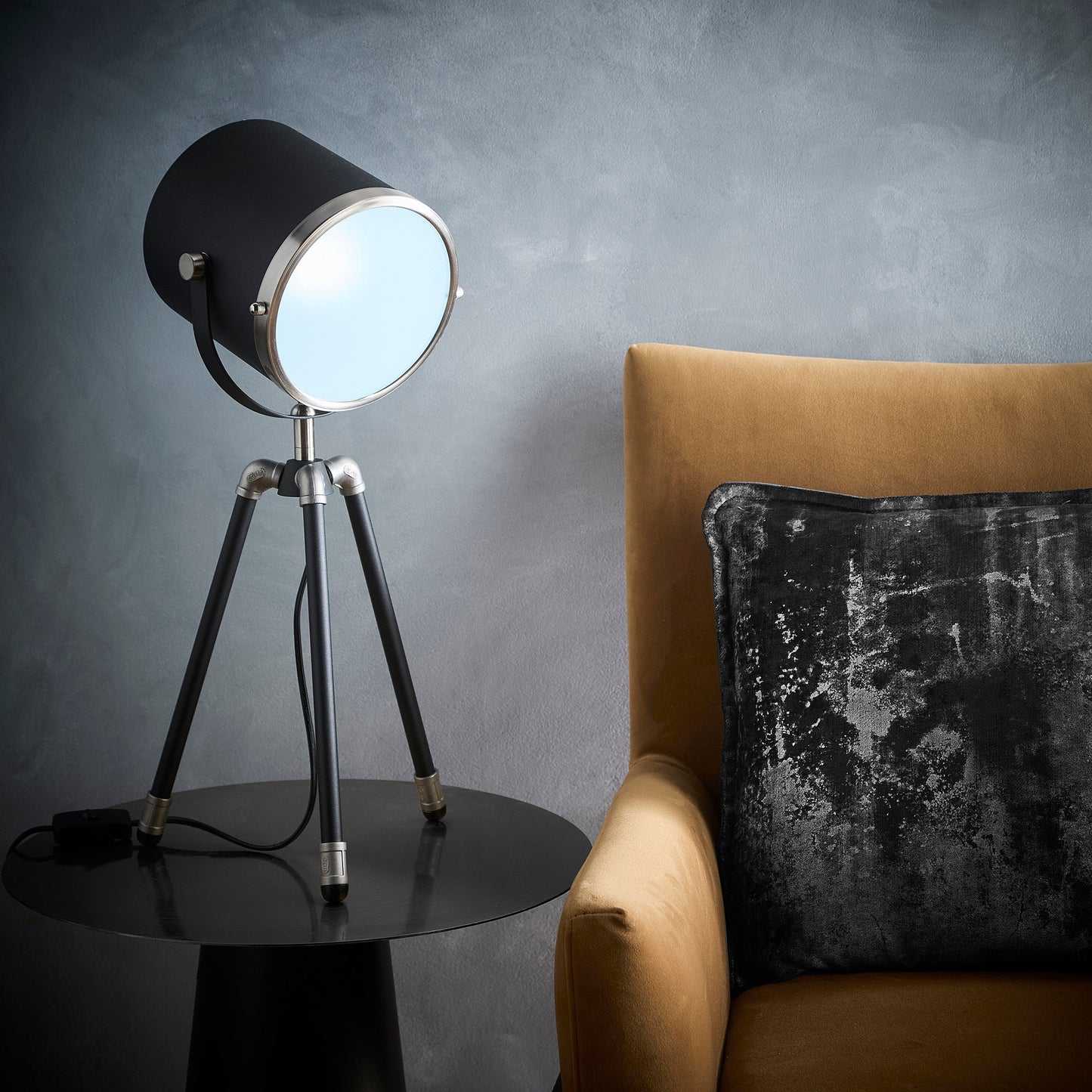 Stativ Tischlampe oder Stehlampe Projektor Stil Spotlicht mit Diffusor und satinierter Nickelumrandung