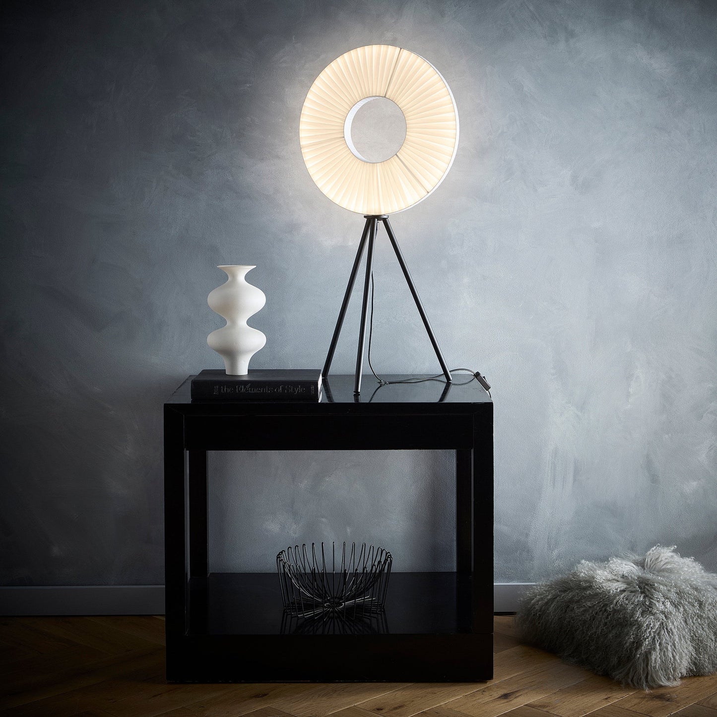 Riley LED Stehlampe oder Tischlampe mit weißem Stoffschirm und schwarzen Dreibeinbeinen