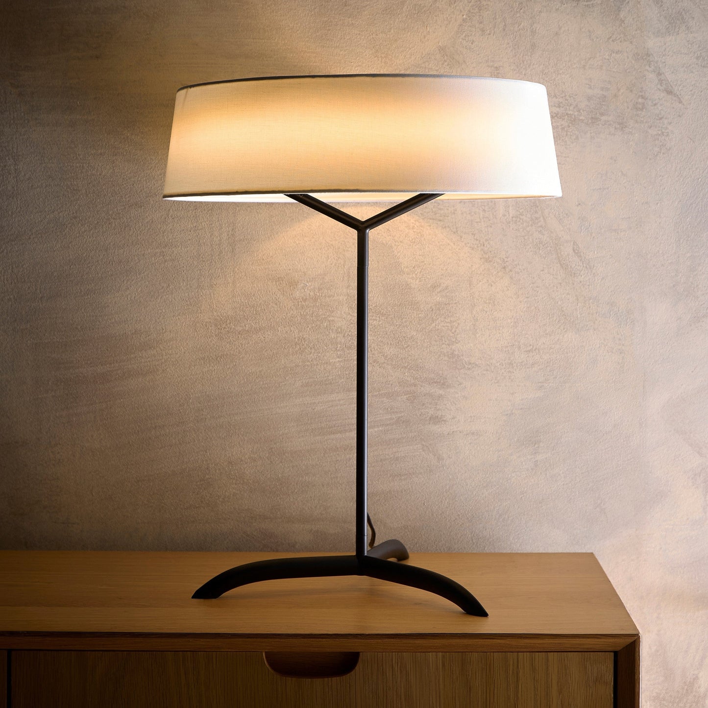 Luna Schwarze Stehlampe, Tischlampe oder Deckenpendelleuchte mit weißen Schirmen und integriertem LED
