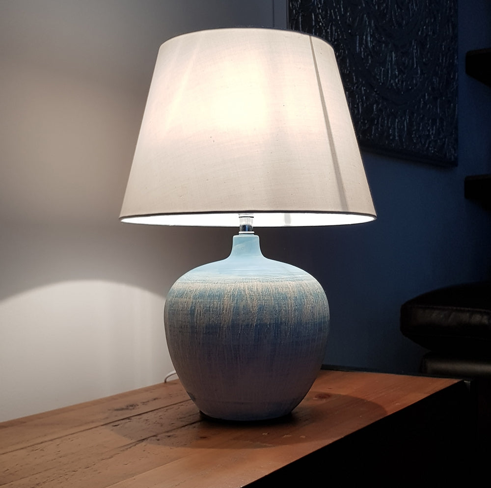 Tenby Tischlampe mit glasiertem Keramikfuß und stoffbeschichtetem Schirm