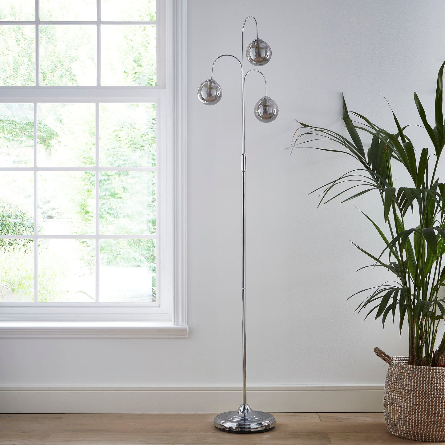 Antike Messing- oder Chrom-Tisch- oder Stehlampen mit Glas-Globus-Schirmen im hängenden Zweig-Stil