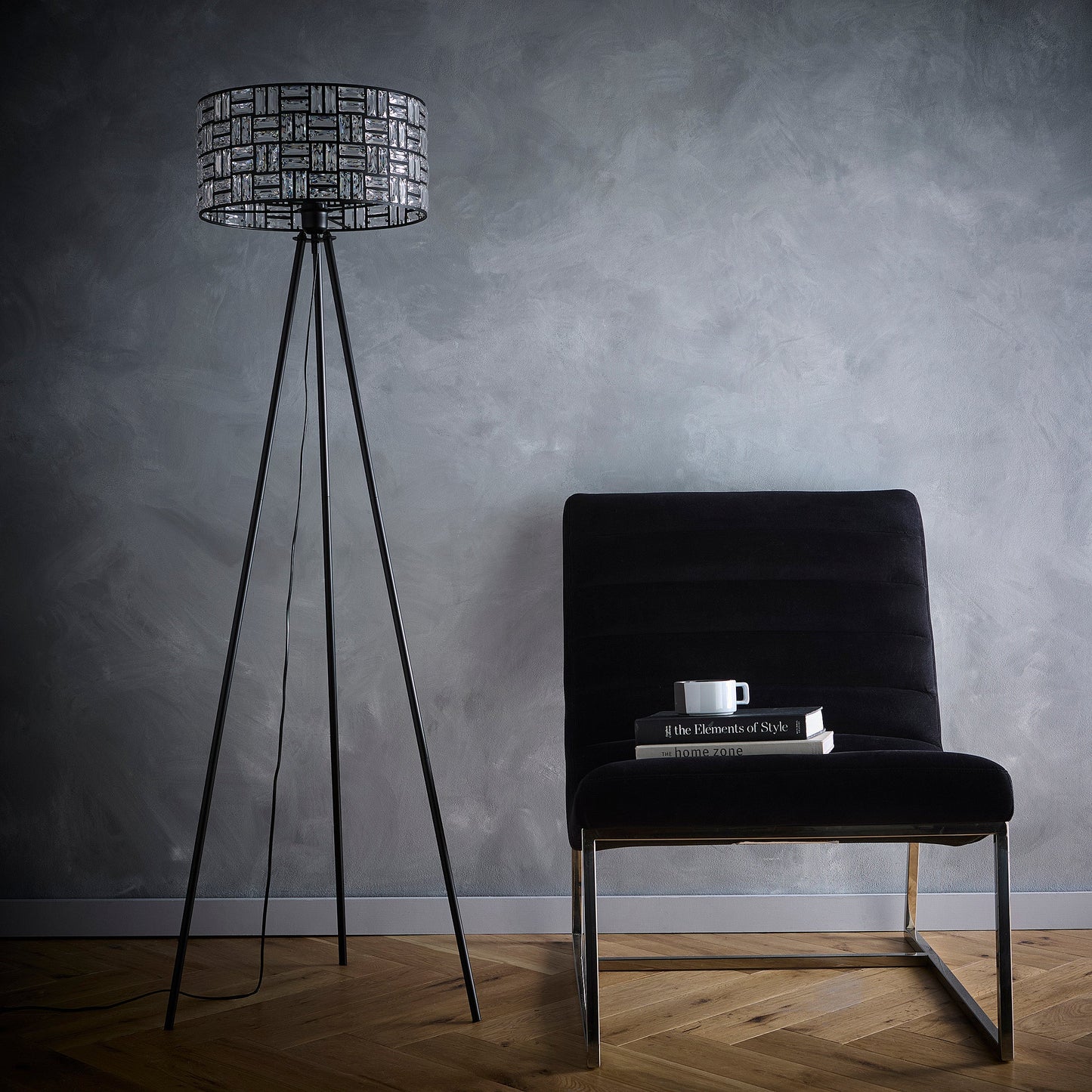 Schwarze moderne Dreifuß-Stehlampe mit Acrylglas-Trommelshade und einem Metall-Ausschnitt-Design