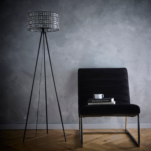 Schwarze moderne Dreifuß-Stehlampe mit Acrylglas-Trommelshade und einem Metall-Ausschnitt-Design