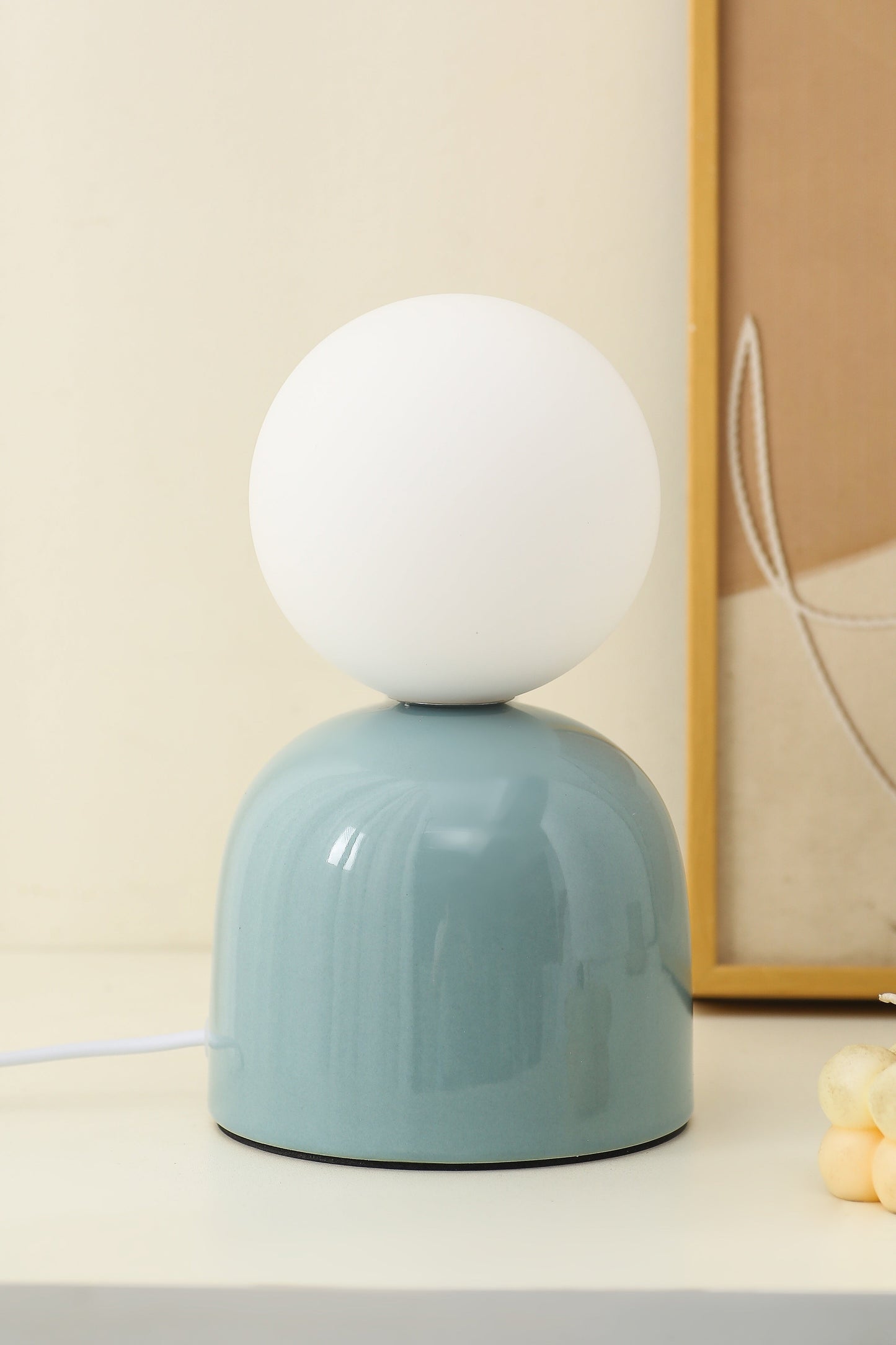Kleine Keramik-Tischlampe in Braun, Aqua Blau oder Sanftgrün mit einem opaken Glasschirm