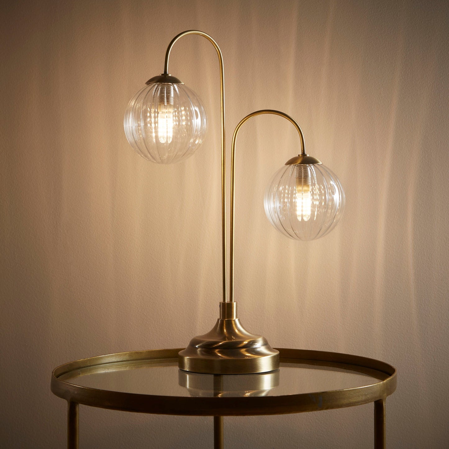 Antike Messing- oder Chrom-Tisch- oder Stehlampen mit Glas-Globus-Schirmen im hängenden Zweig-Stil
