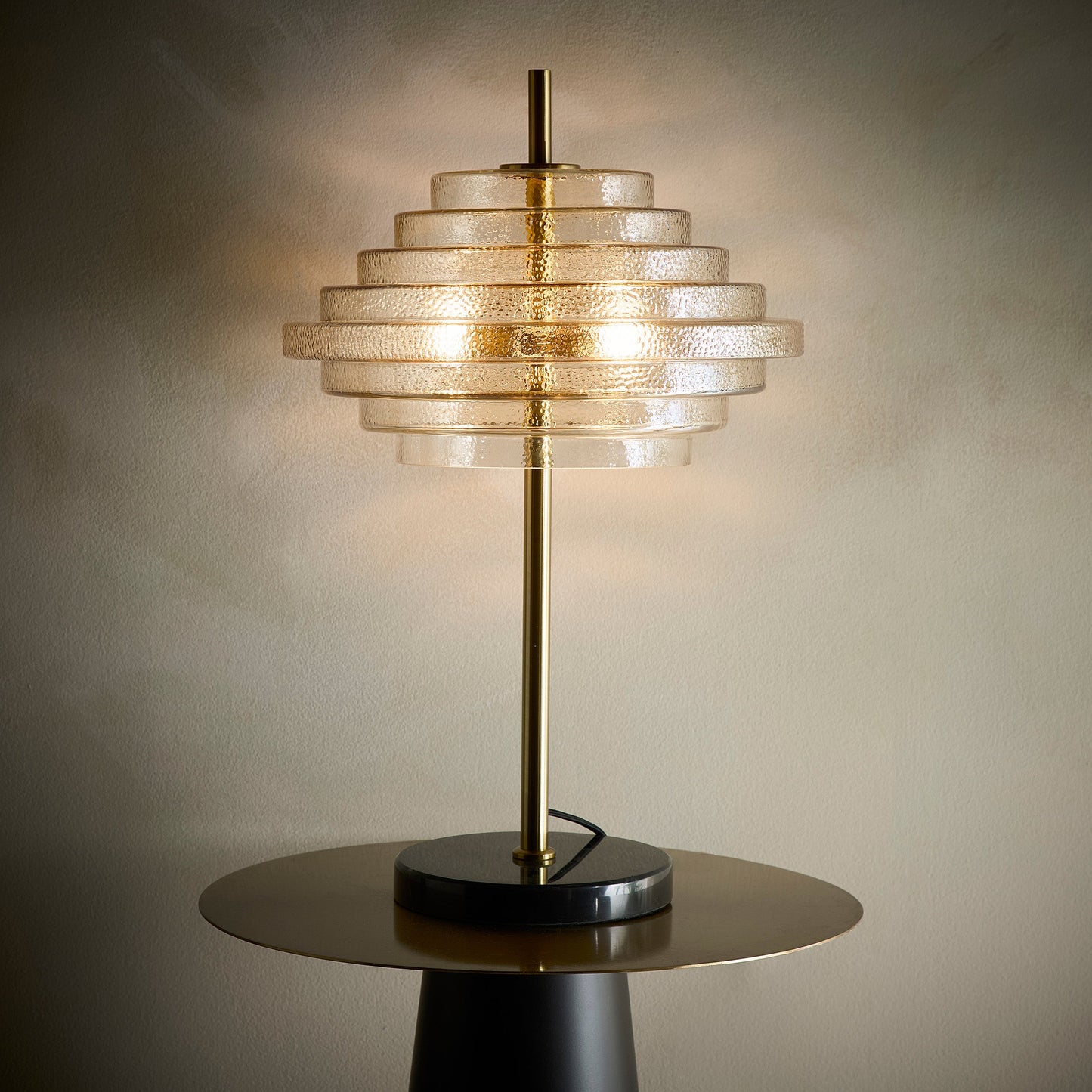 Amber Kupfer Glas Tischlampe, Stehlampe oder Deckenpendelleuchte Kollektion mit einer Messingoberfläche und Marmor Lampenbasen