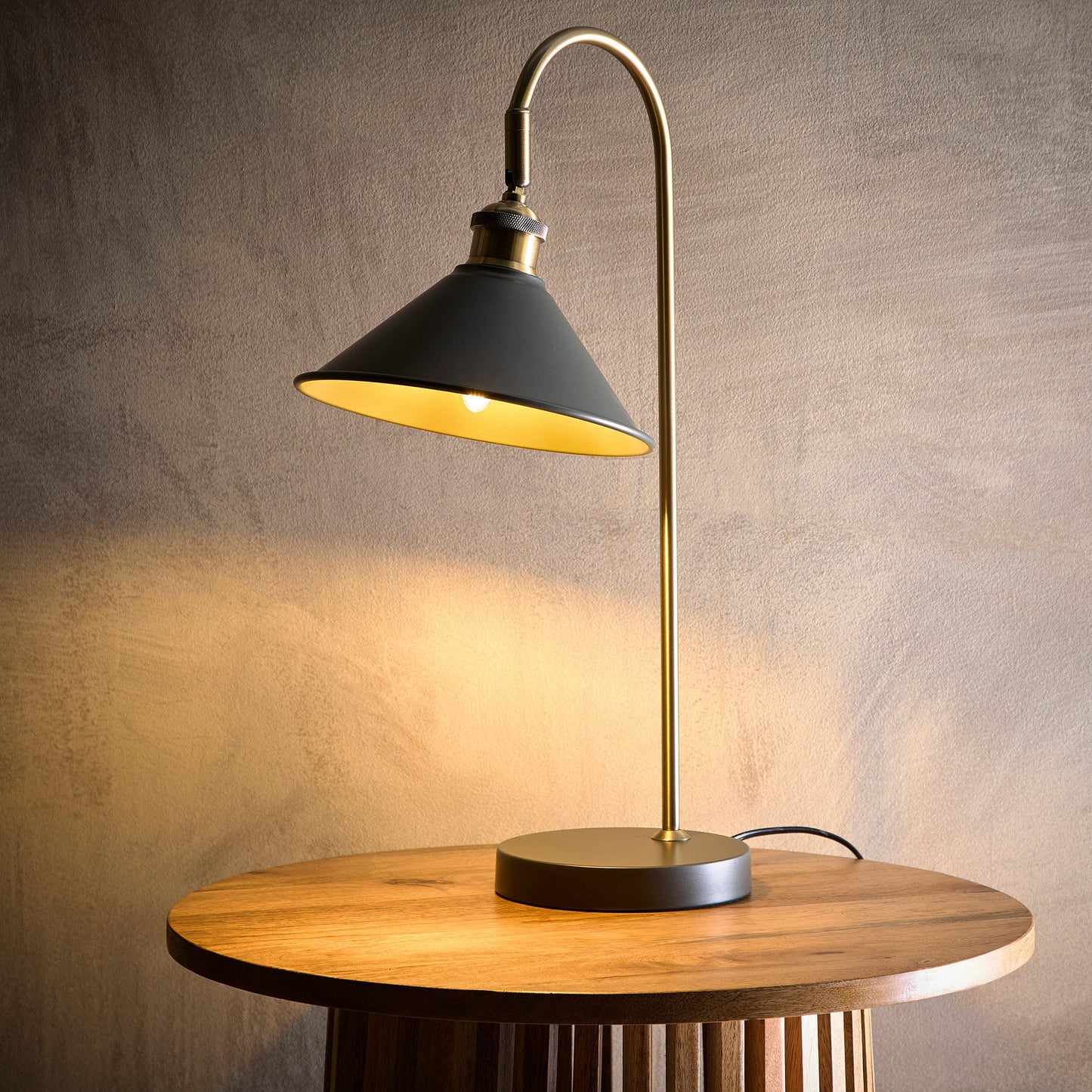 Holzfarbe Lampen mit antikem Messing-Finish Verfügbar als Tischlampe, Stehlampe und Deckenpendel