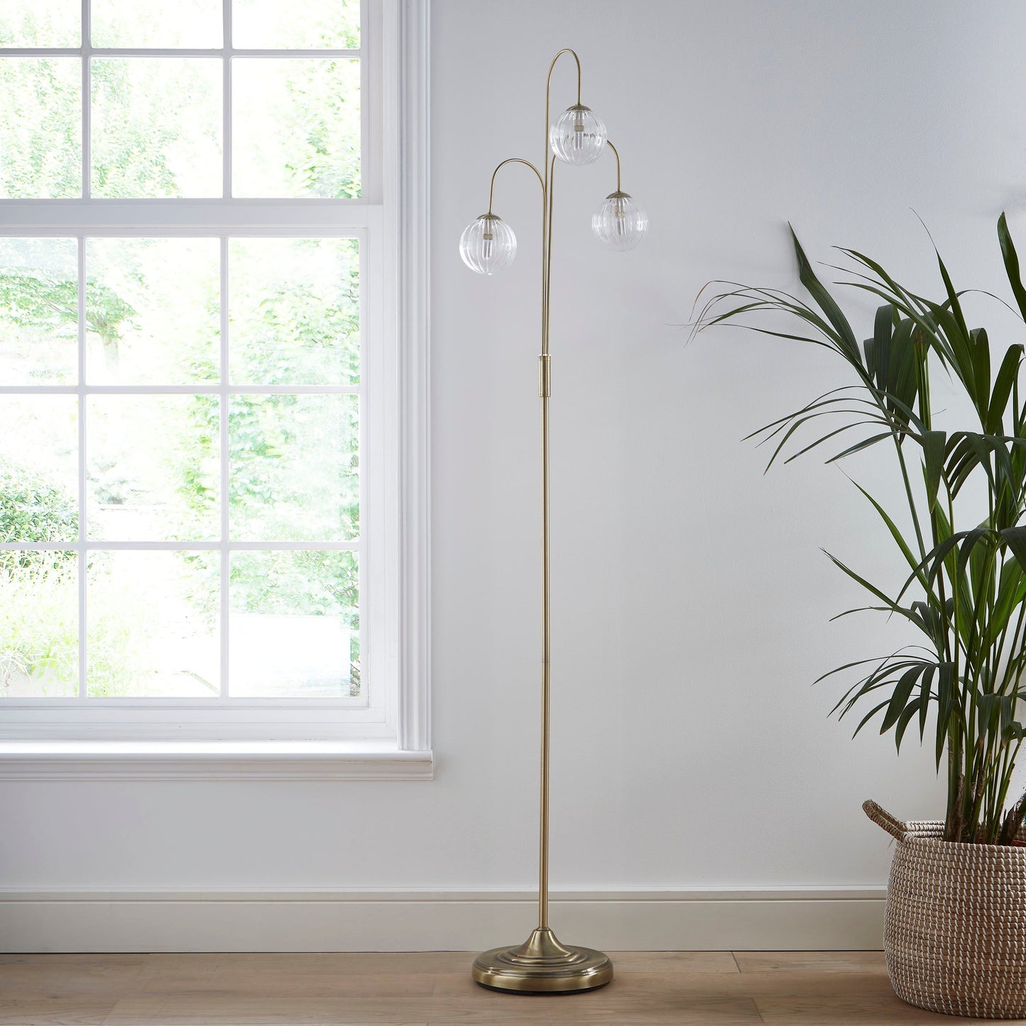 Antike Messing- oder Chrom-Tisch- oder Stehlampen mit Glas-Globus-Schirmen im hängenden Zweig-Stil