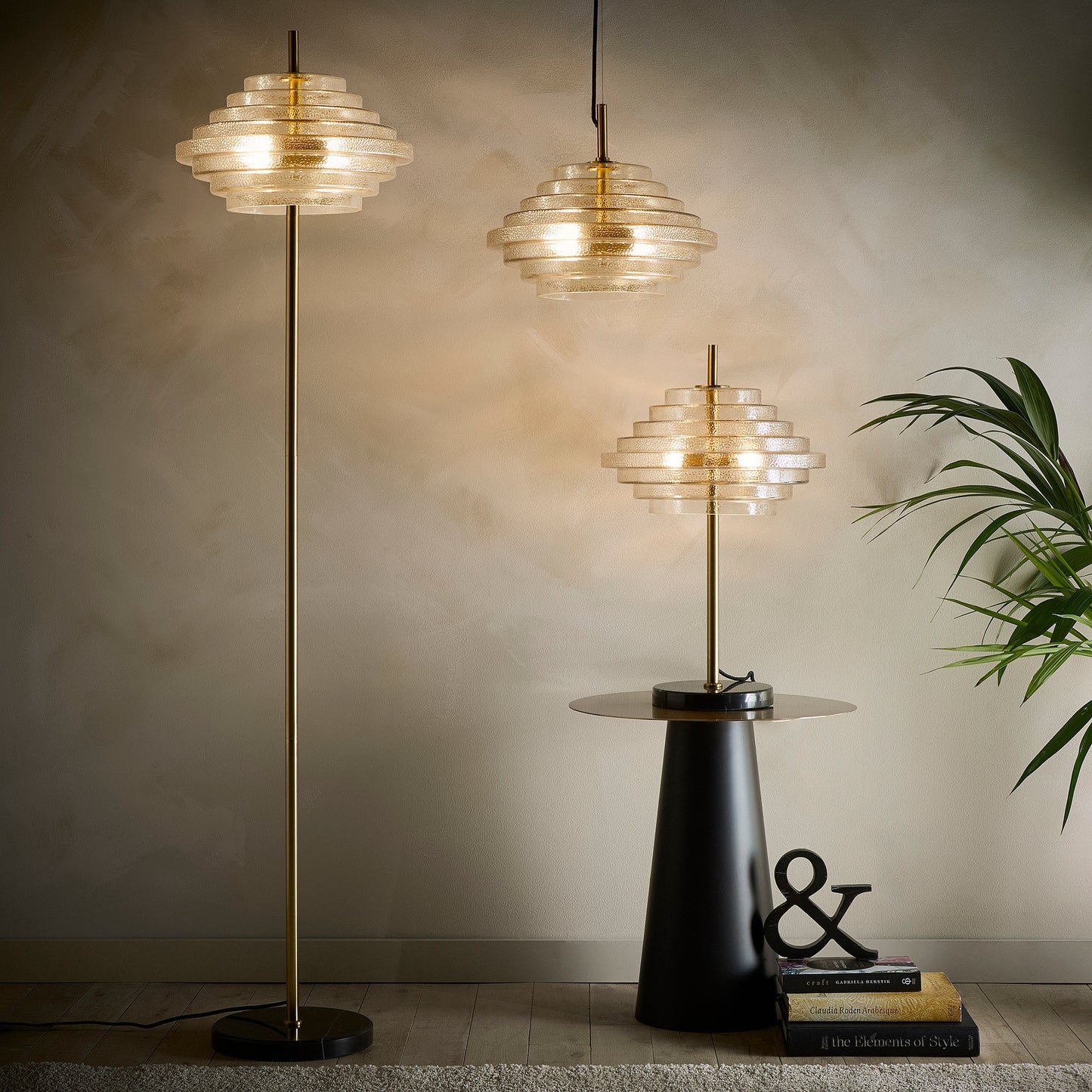 Amber Kupfer Glas Tischlampe, Stehlampe oder Deckenpendelleuchte Kollektion mit einer Messing-Oberfläche und Marmorlampenfüßen