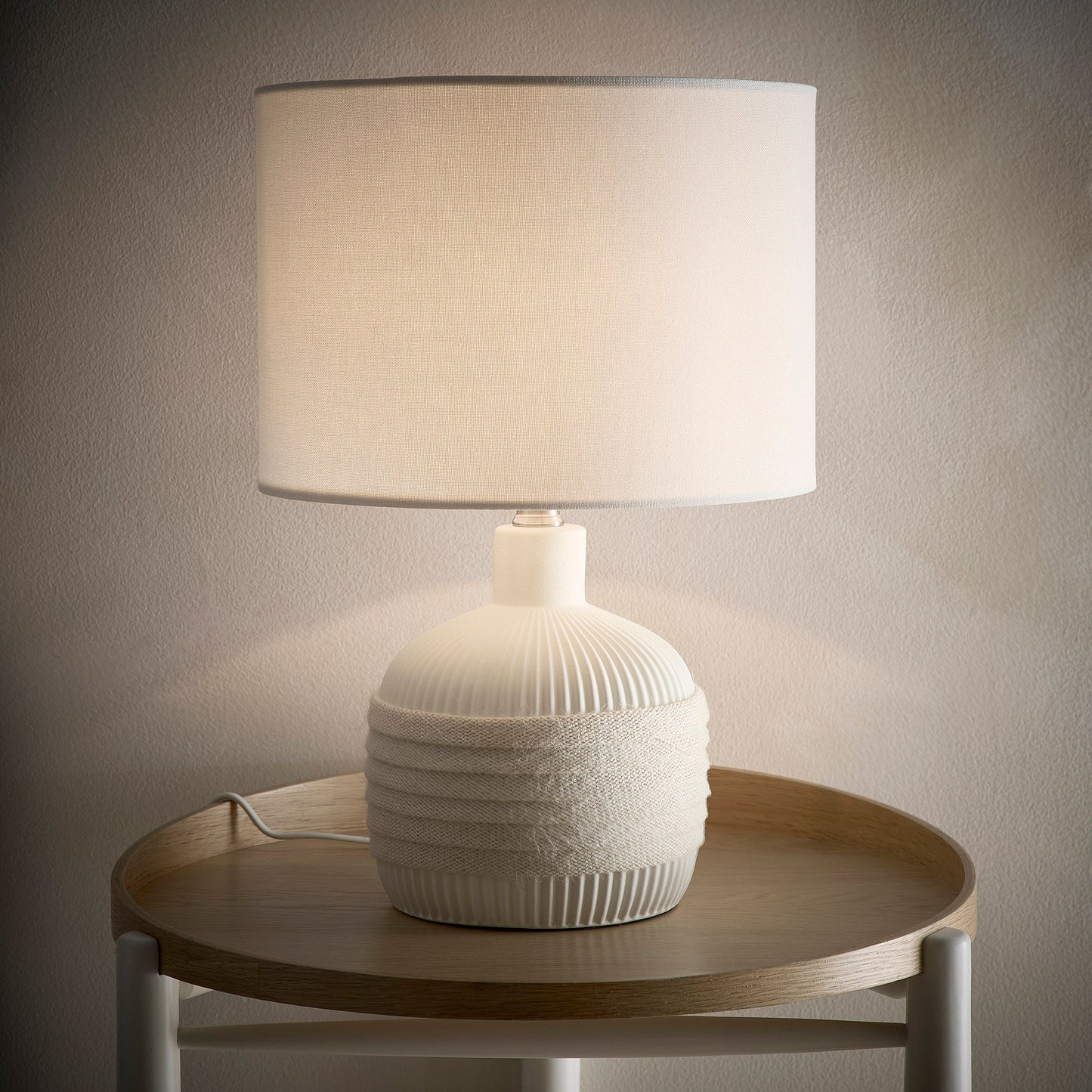 Beeindruckende Keramik-Tischlampe mit einem natürlichen Seil-Design-Basis und einem natürlichen Leinen-Dromschirm