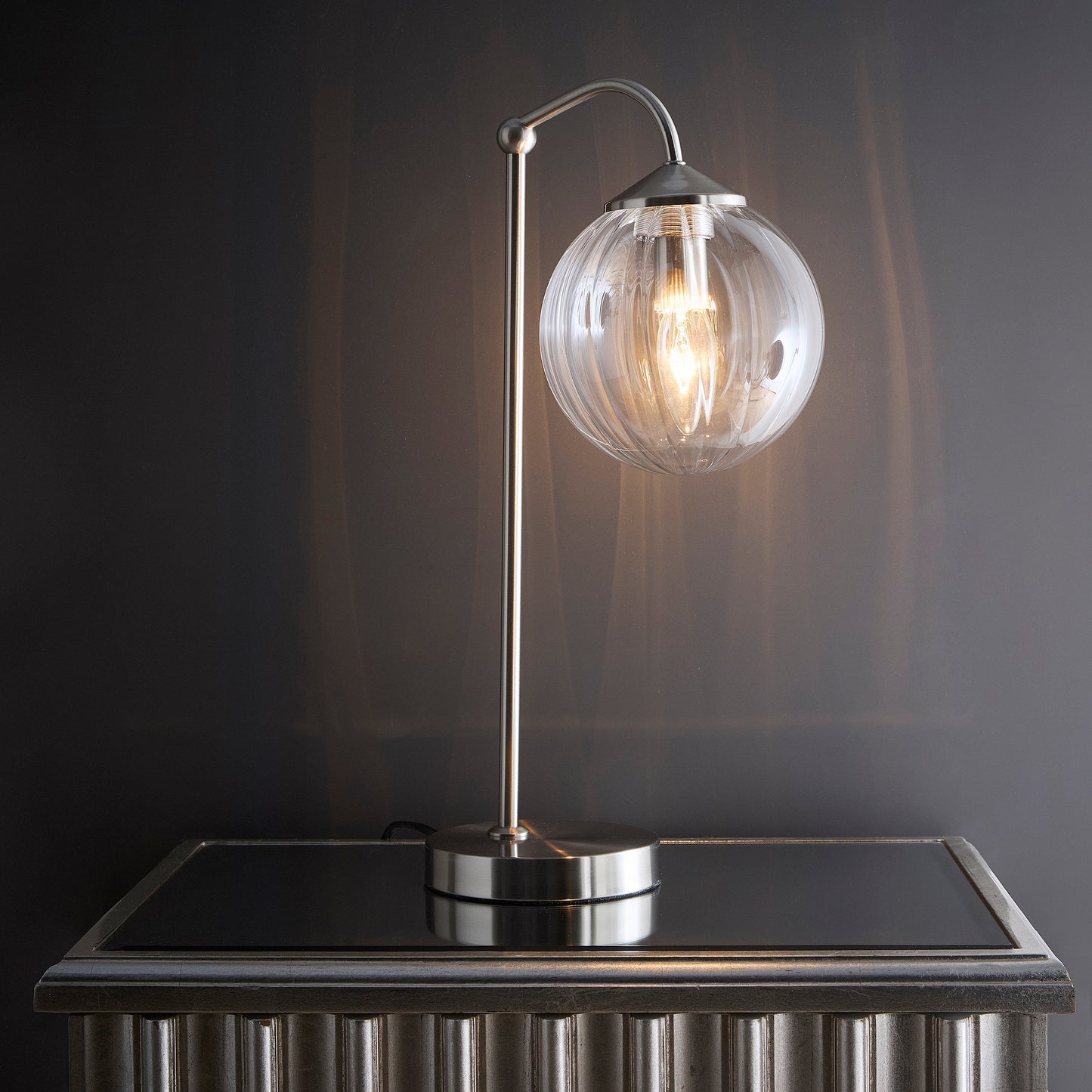 Moderne Tisch- und Stehlampe aus Satin-Nickel mit einem gerippten Glasschirm