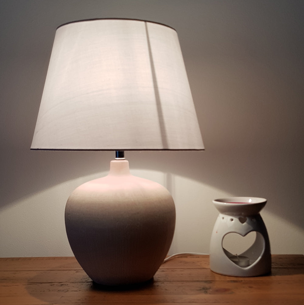 Tenby Tischlampe mit glasiertem Keramikfuß und stoffbeschichtetem Schirm