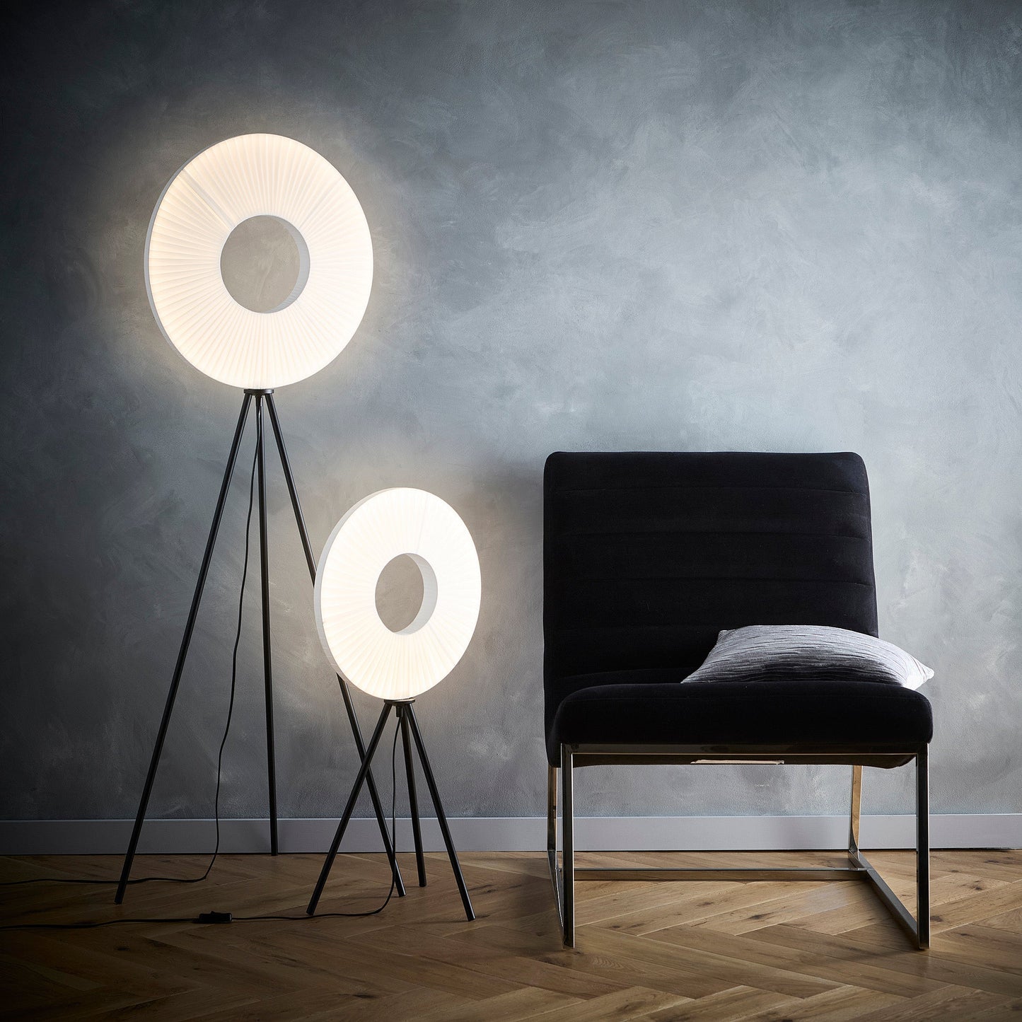 Riley LED Stehlampe oder Tischlampe mit weißem Stoffschirm und schwarzen Dreibeinbeinen